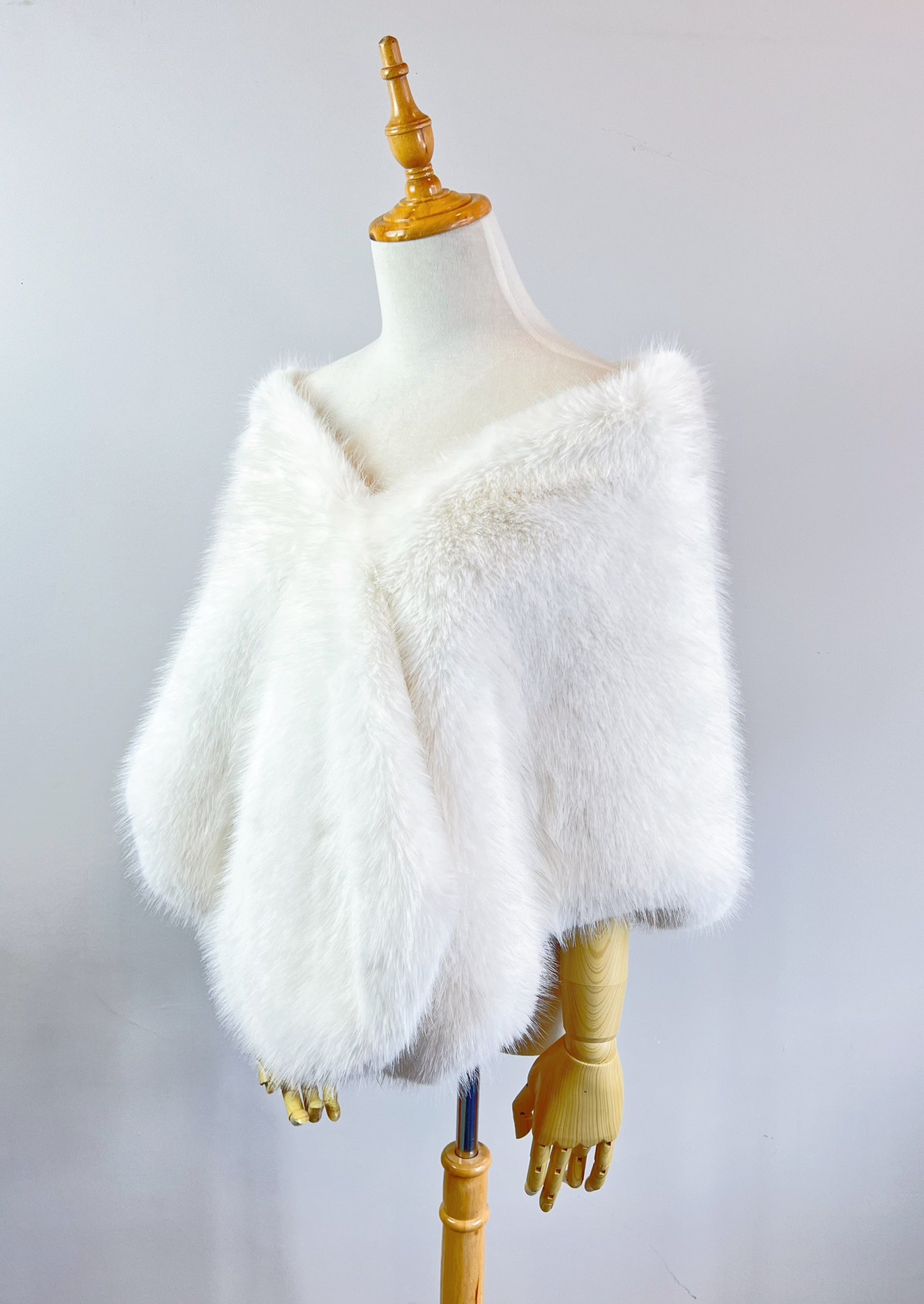 Light Ivory Bridal Fur Shawl with Fleece Lining - Elegant Winter Wedding Accessory for Brides, Bridesmaids & Formal Events (Butterfly Ivy07) - Perfect for Outdoor Ceremonies, Photo Shoots & Cold Weather Occasions