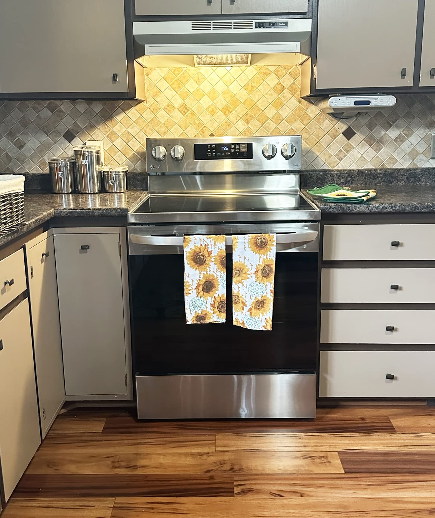 Sunflower Kitchen Decor Set - 4-Piece Sunflower Placemats, Kitchen Towels, Oven Mitt & Pot Holder - Farmhouse Home Decor for Dining Room & Kitchen - Perfect Housewarming Gift in Organza Bag