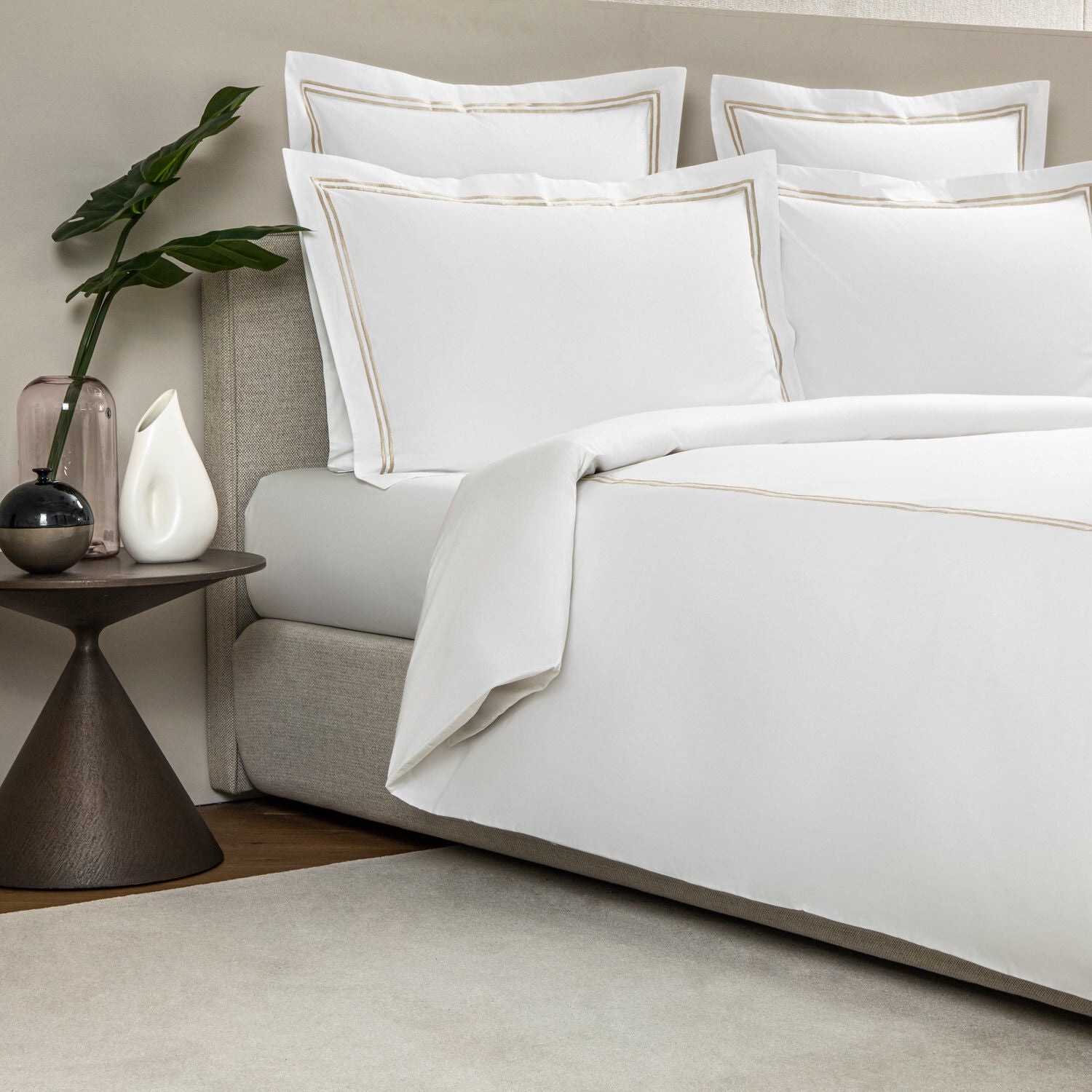 Frette Luxury Hotel Classic Duvet Cover Set - Queen Size White & Khaki for Bedroom Decor & Hotel-Style Comfort