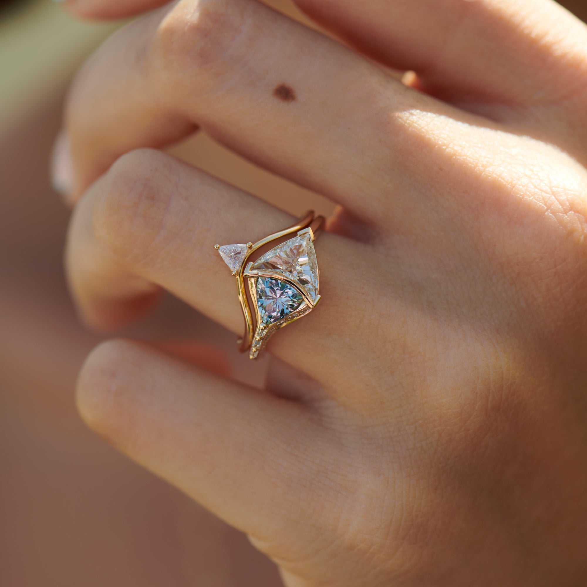 Elegant Curved Wedding Band with Triangle Diamond Peak - Perfect for Engagement Rings & Anniversary Gifts