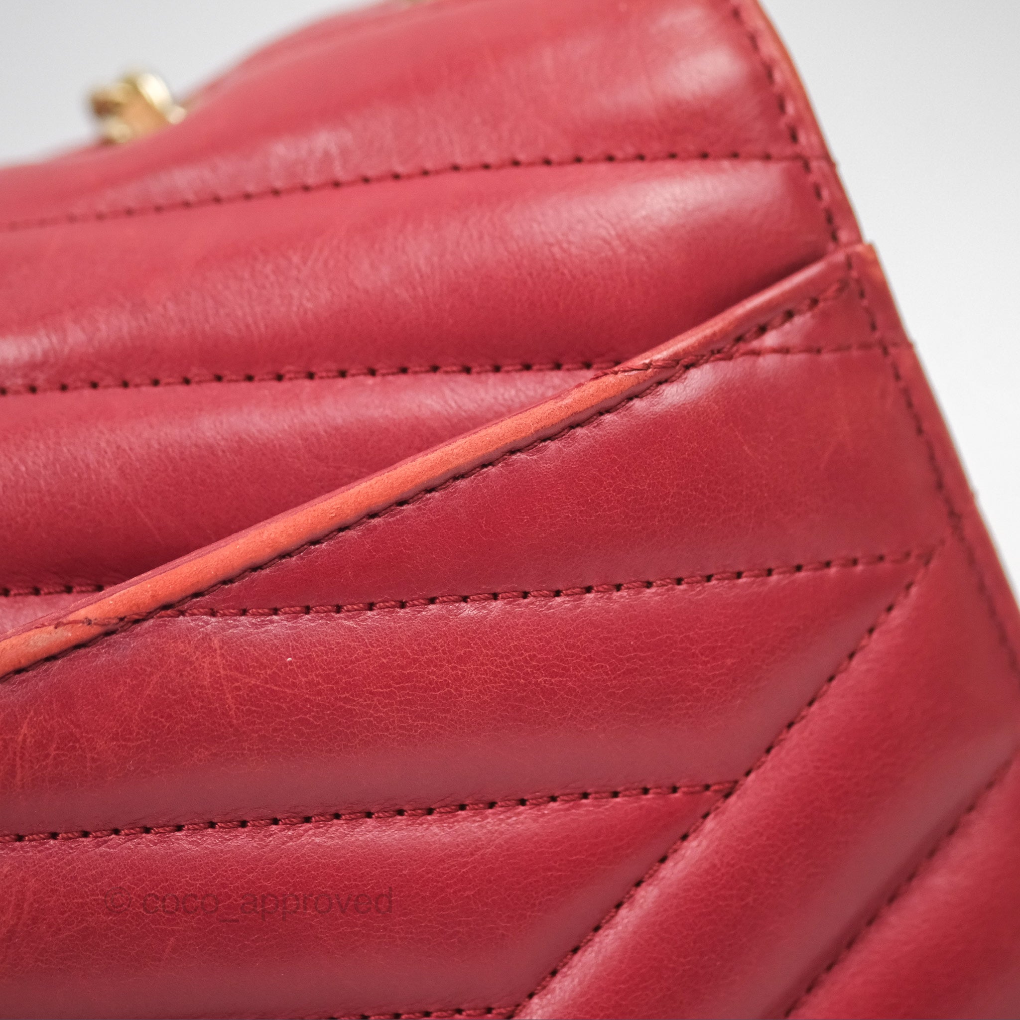 Chanel Chevron Shoulder Bag in Red Calfskin Leather with Aged Gold Hardware - Luxury Crossbody Purse for Women, Perfect for Parties, Date Nights & Special Occasions
