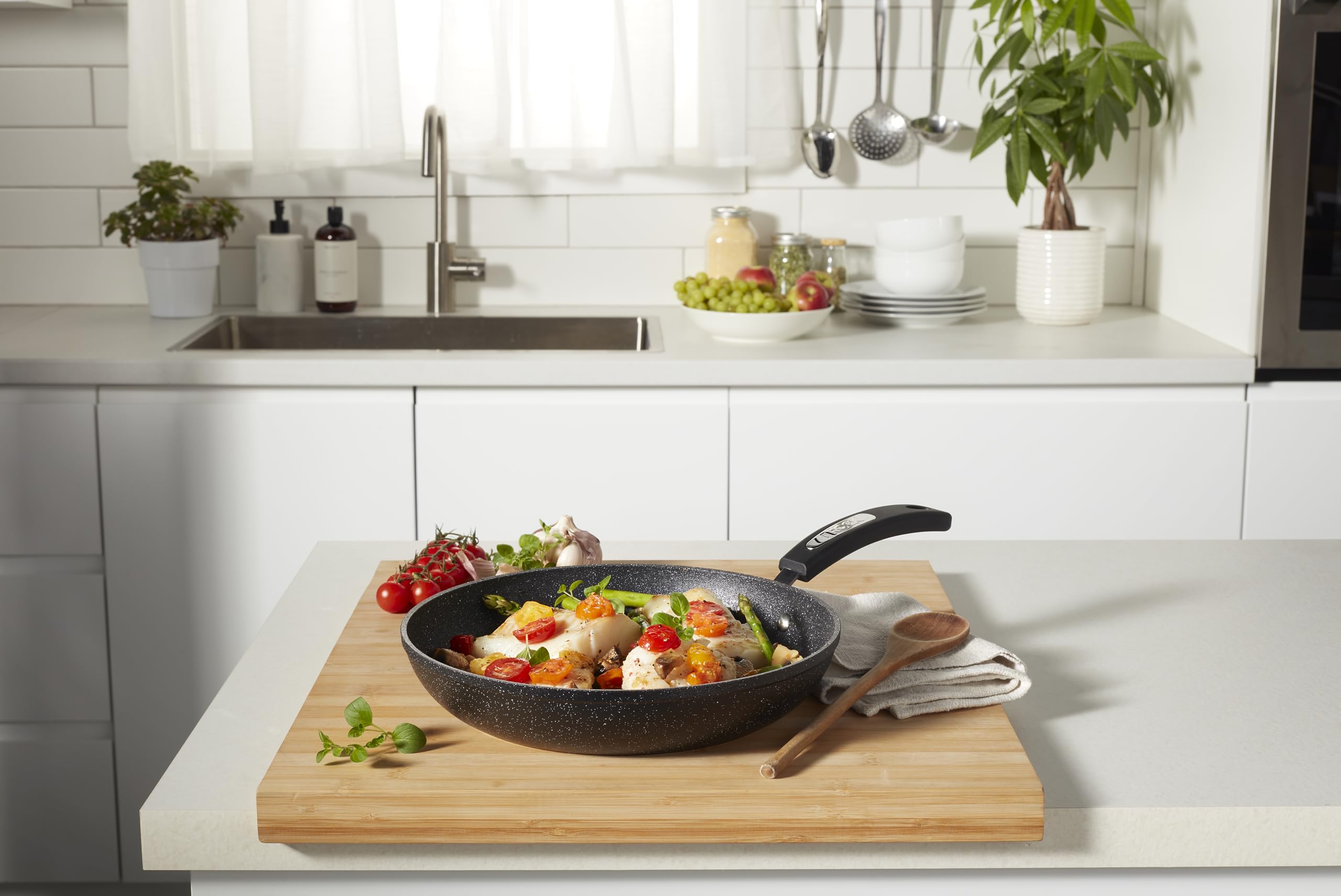 Starfrit The Rock 24cm (9.5 Inch) Non-Stick Frying Pan - Durable Forged Aluminum Cookware - Oven Safe to 350°F - PFOA Free & Easy to Clean - Black Skillet for Searing, Sauteing & Everyday Cooking