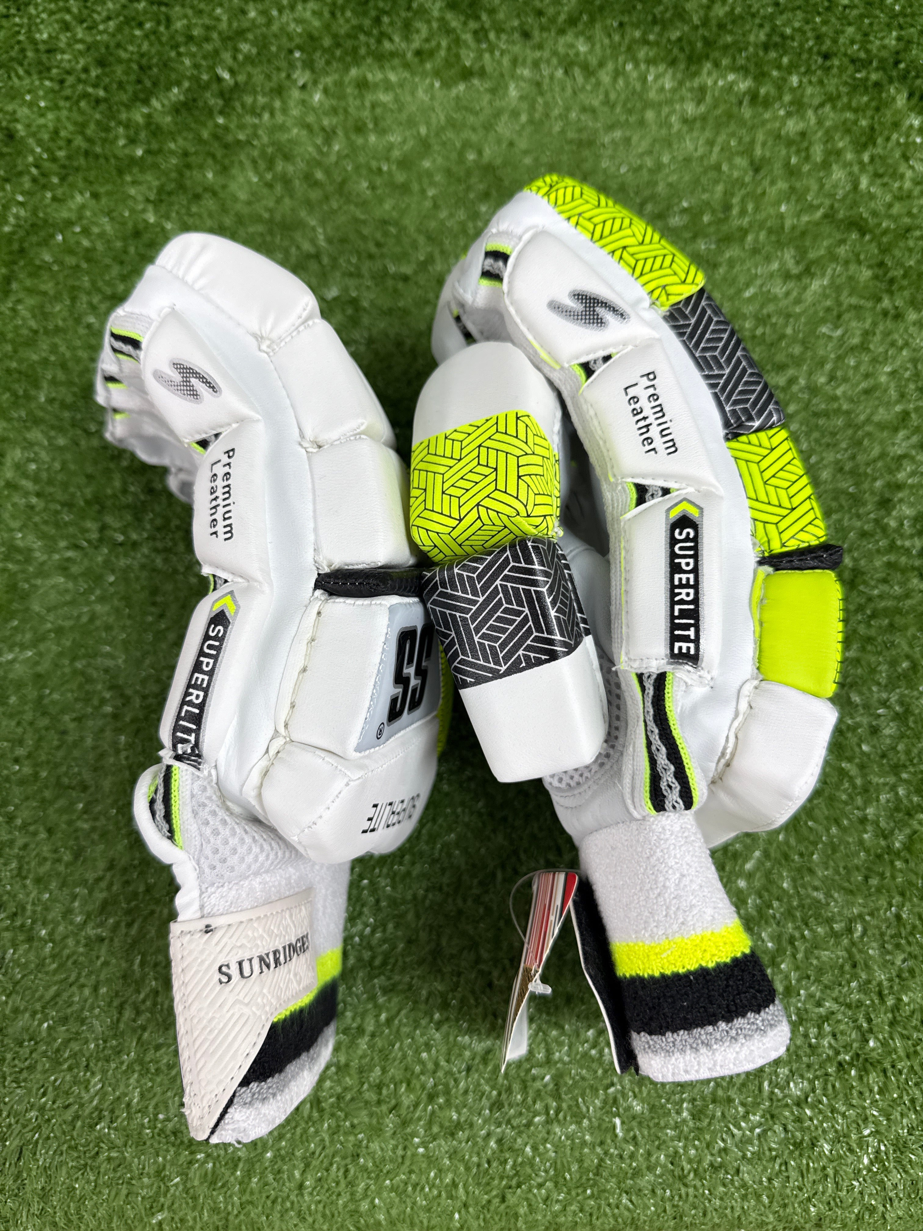 SS Superlite Junior/Youth Cricket Batting Gloves - Lightweight Protective Gear for Young Players - Perfect for Practice & Matches