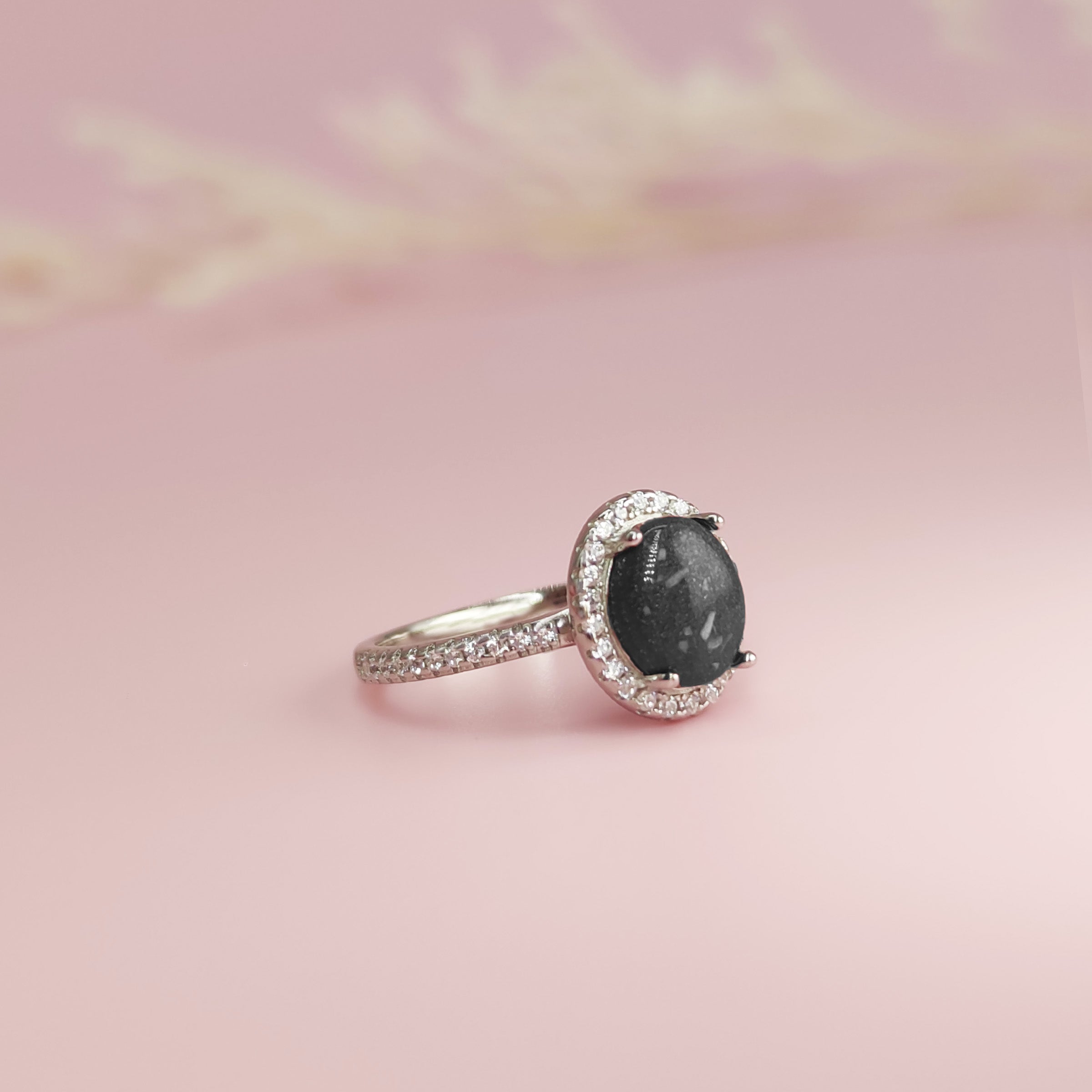 Ashes Ring - Memorial Jewelry for Loved Ones | Handcrafted Cremation Keepsake for Remembrance - Perfect for Funerals, Memorials & Keeping Memories Close