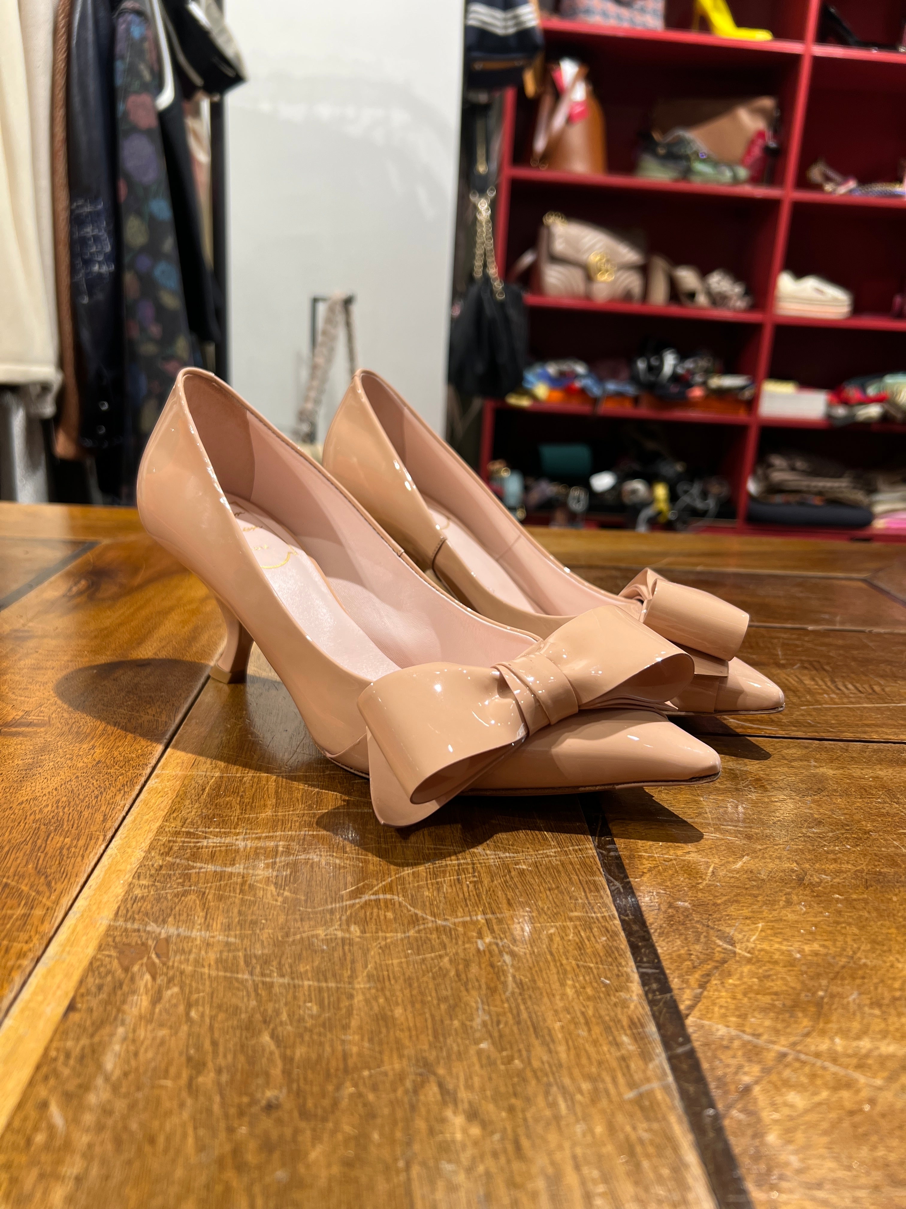 Roger Vivier Nude Bow Décolleté Pumps - Elegant Women's Heels for Weddings, Parties & Special Occasions