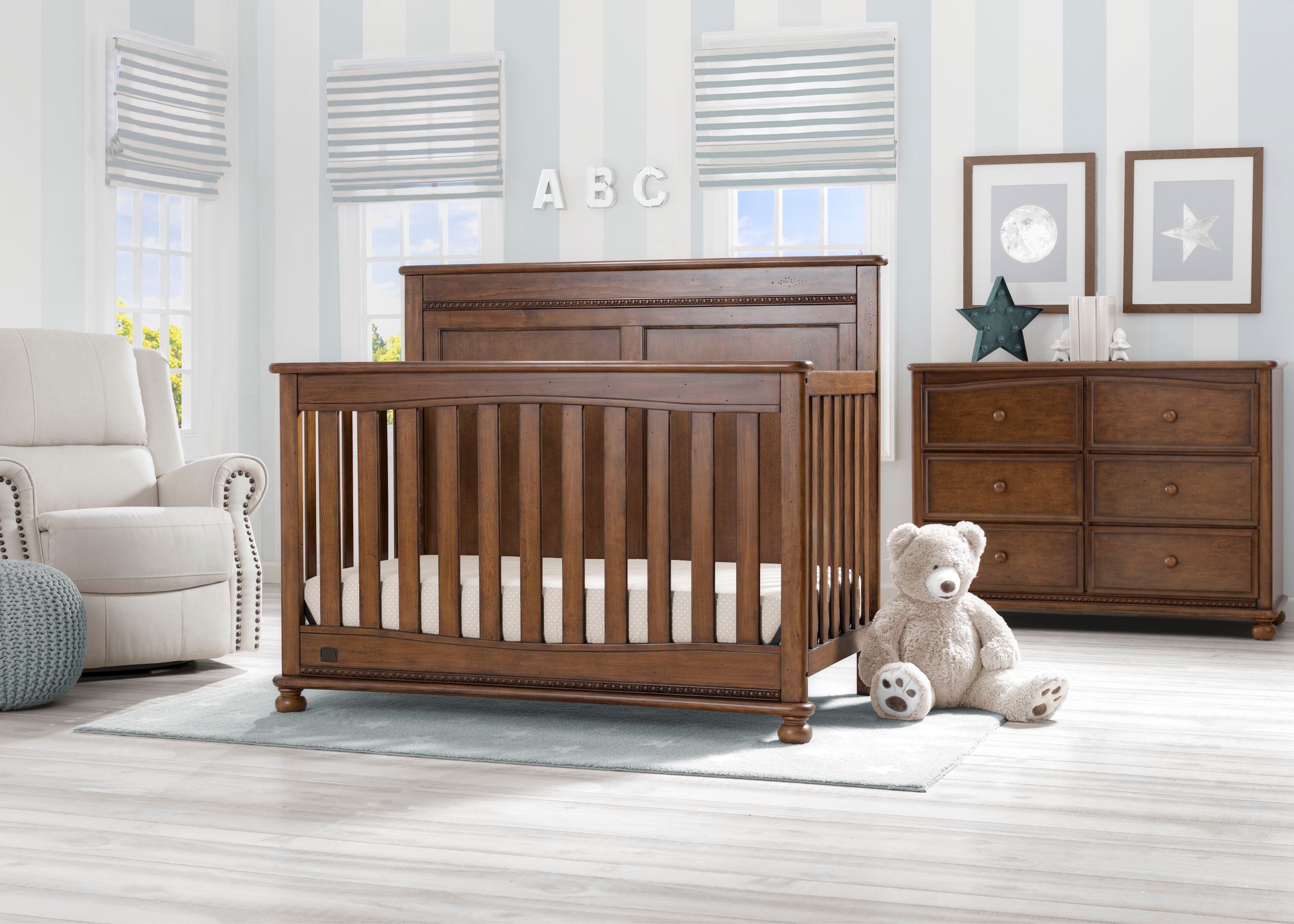 Fontana 4-in-1 Convertible Baby Crib - Toddler Bed, Daybed & Full-Size Bed - Safe & Stylish Nursery Furniture for Boys & Girls (Perfect for Newborns to Teens, Fits All Nursery Themes)