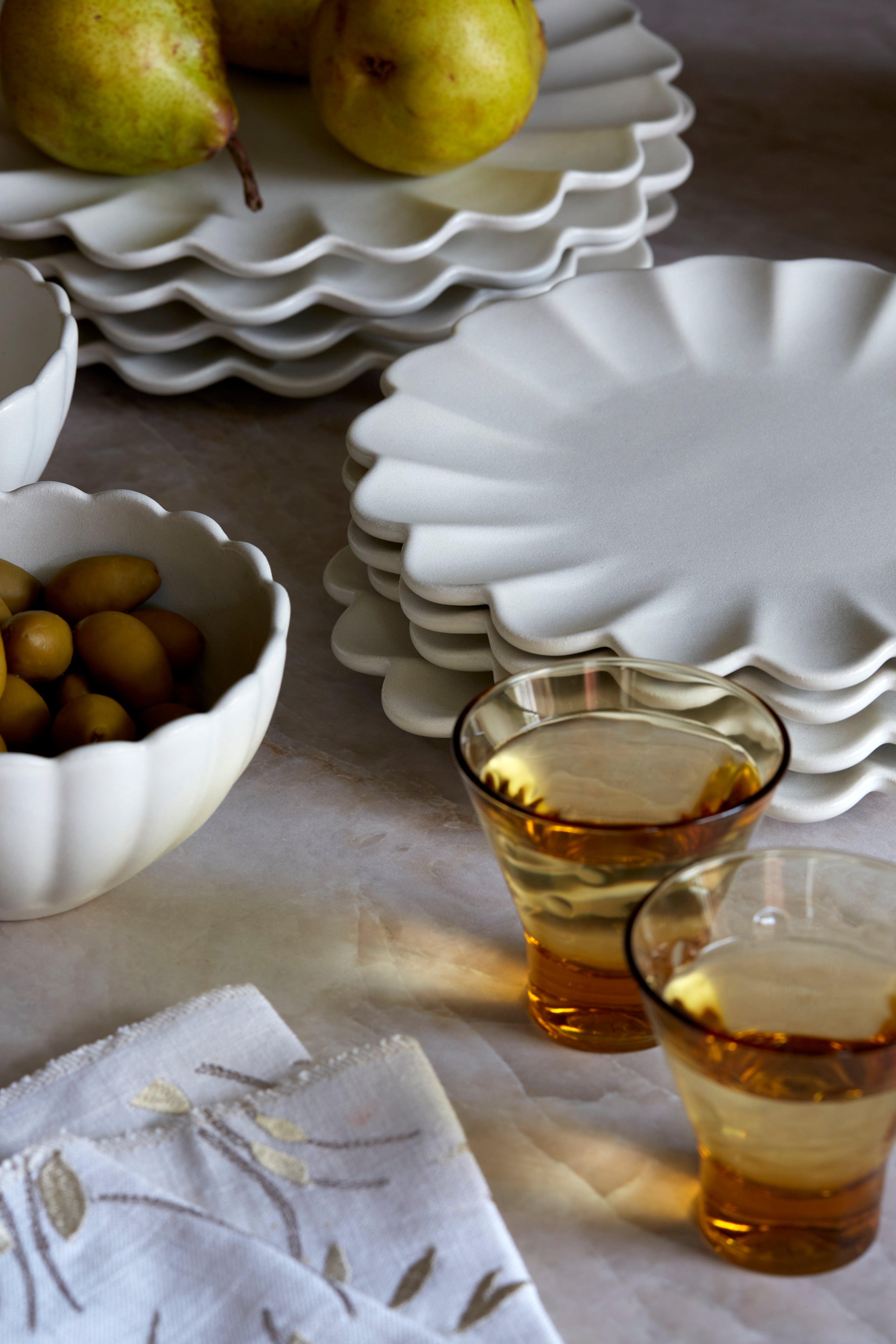 Dhalia Stoneware Bowl - White Ceramic Serving Bowl for Soup, Salad, Pasta - Perfect for Dining, Entertaining & Home Decor