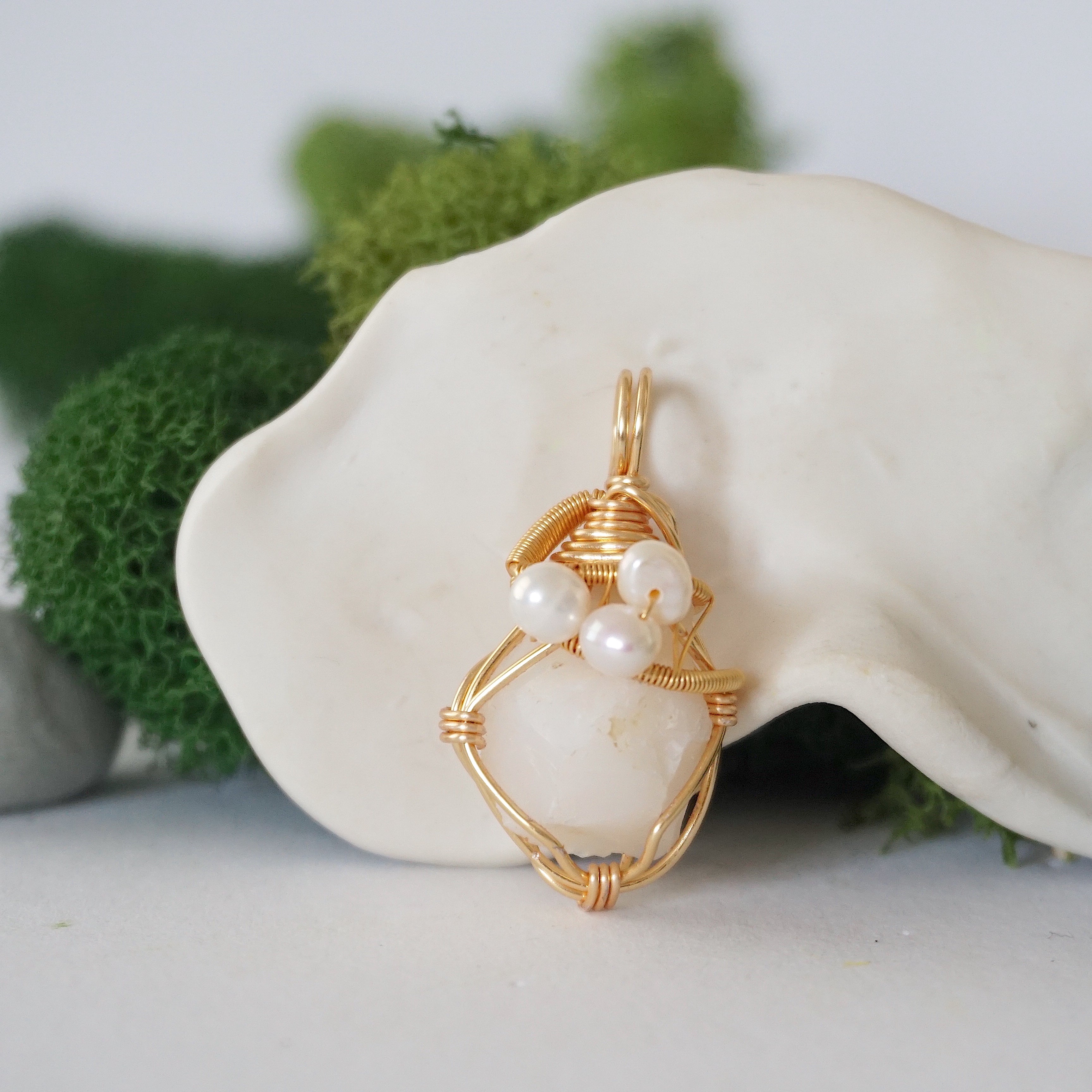 Natural Raw Crystal & Pearl Necklace with Gold Plated Pendant - Elegant Boho Jewelry for Women, Perfect for Weddings, Parties & Everyday Wear