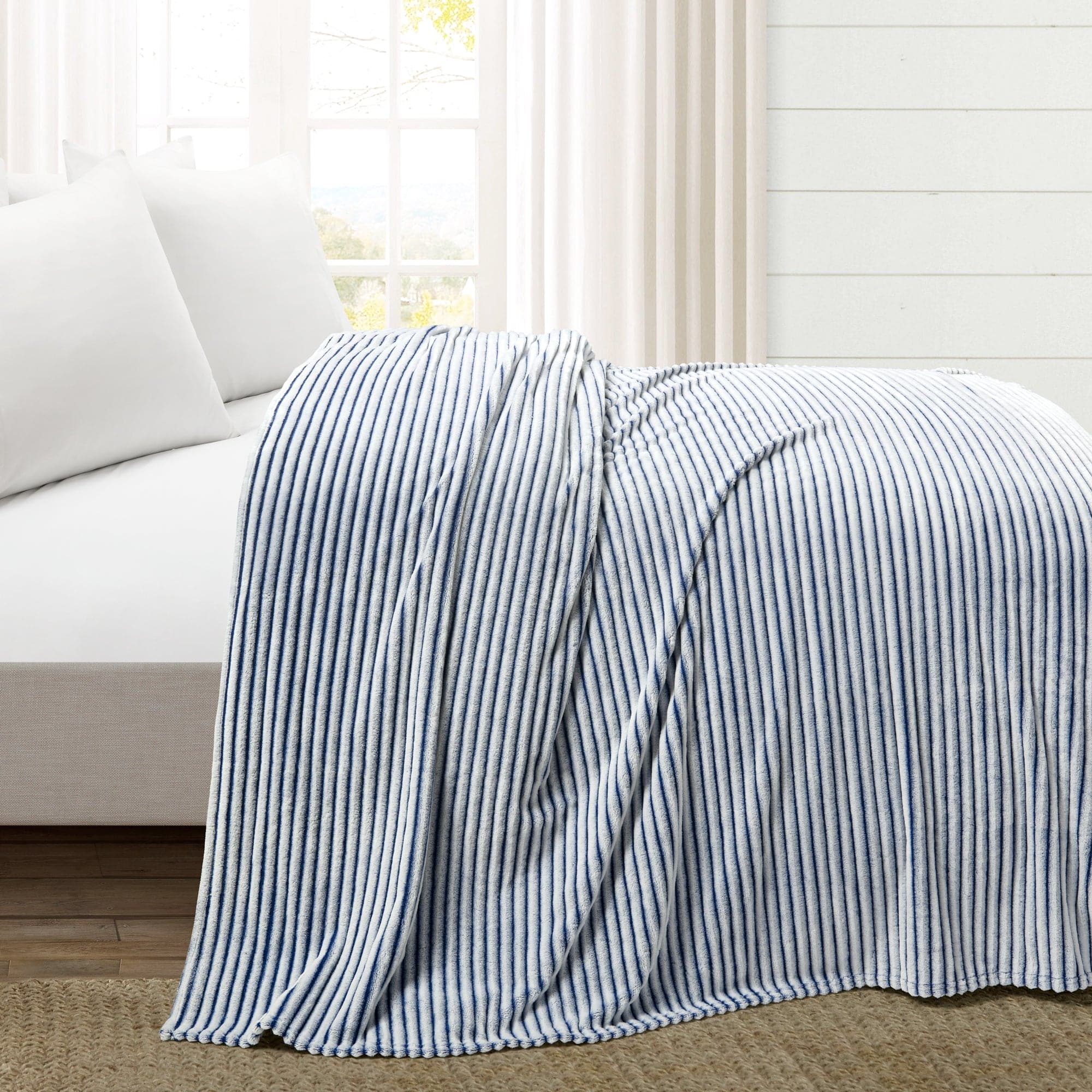 Super Soft & Cozy Oversized Faux Fur Ribbed Blanket - Plush Throw for Bed, Couch & Winter Warmth - Perfect for Home Decor, Movie Nights & Gift Giving