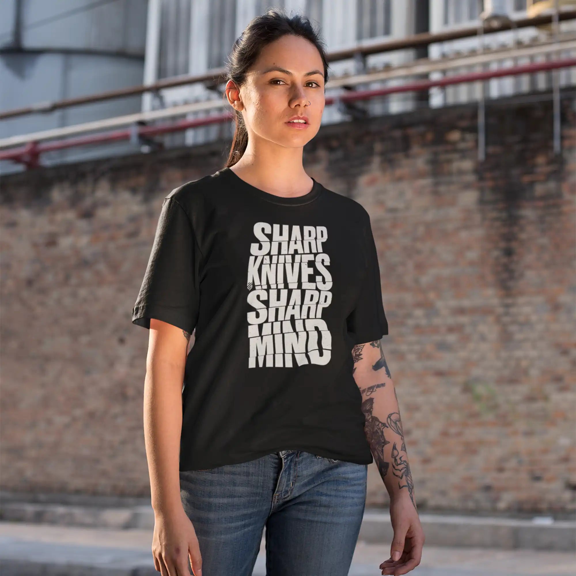 Sharp Knives Sharp Mind T-Shirt - Funny Kitchen Lover Gift for Chefs & Cooking Enthusiasts - Perfect for Cooking Classes, BBQ Parties & Culinary Events