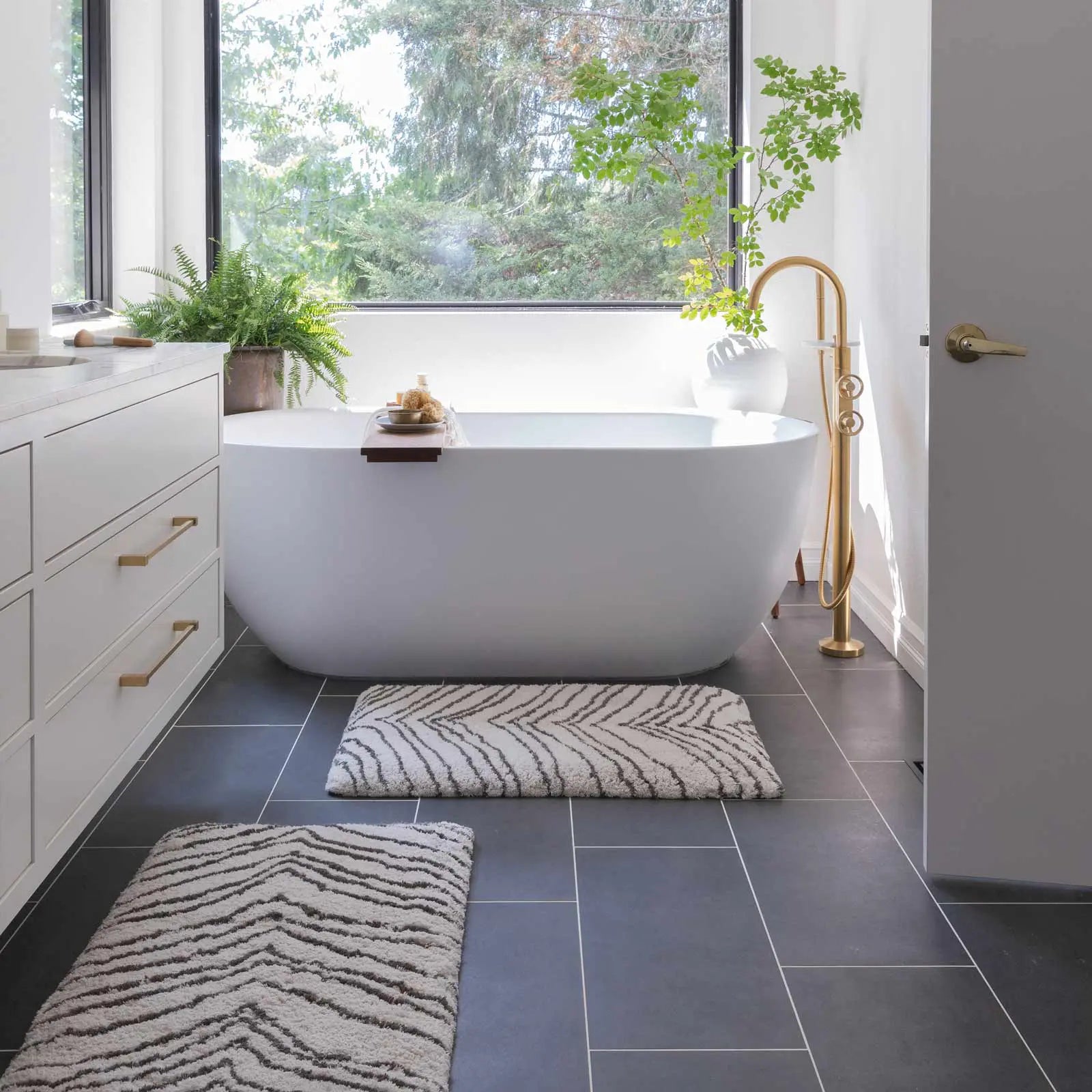 Soft Non-Slip Bath Mat with Zelda Design - Super Absorbent Quick Dry Bathroom Rug for Bath, Shower & Vanity Area - Perfect Gift for Gamers & Home Decor