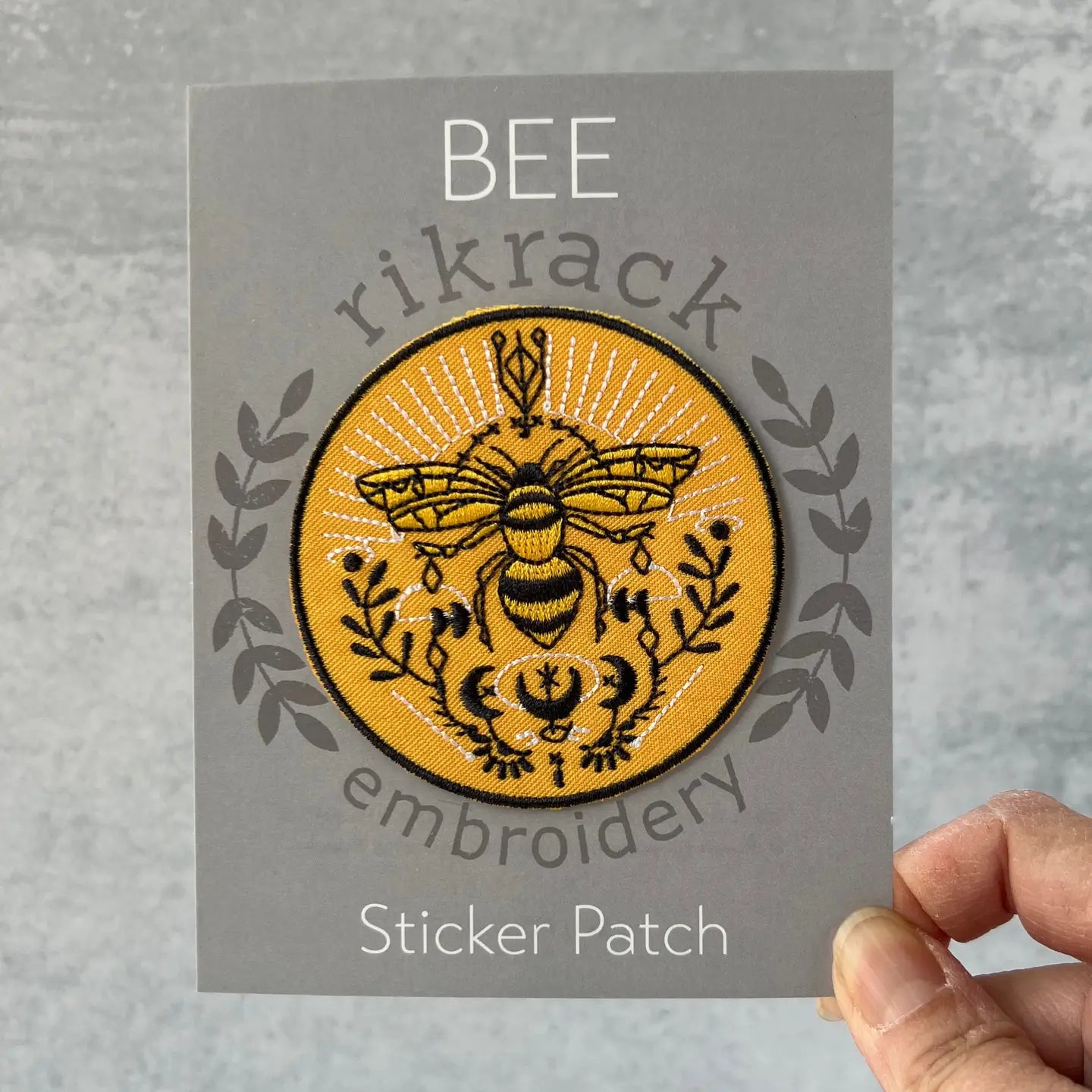 Bee Embroidery Sticker Patch - Iron On/Sew On Applique for DIY Crafts, Jackets, Hats & Bags - Cute Honeybee Design for Clothing Customization & Fabric Decor