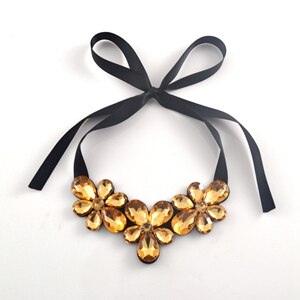Stylish Women's Acrylic Flower Necklace - Elegant Floral Pendant for Casual & Party Wear - Perfect Gift for Her