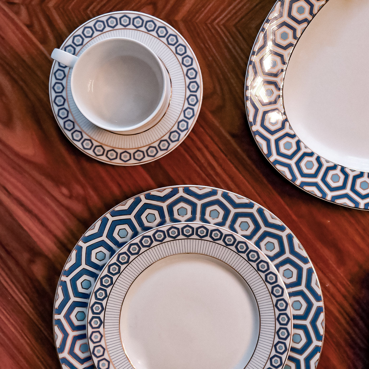 Premium Newport 5-Piece Dinner Set - Elegant Porcelain Plates, Bowls & Mugs for Family Dining, Entertaining & Special Occasions
