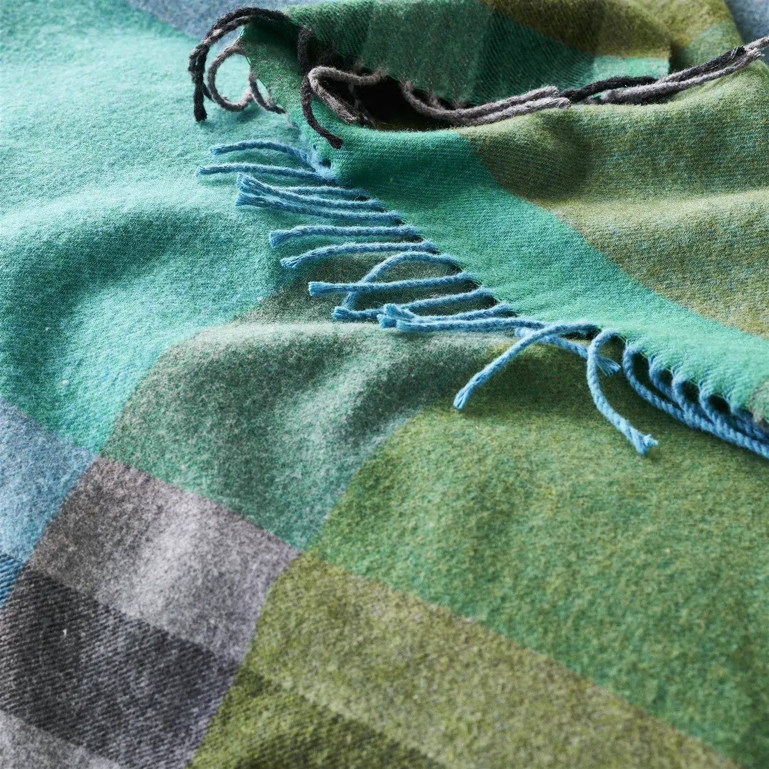 Luxury Bampton Emerald Green Woven Throw Blanket - Soft & Cozy Knit Afghan for Sofa, Bed & Couch - Perfect for Home Decor, Winter Warmth & Gift Giving