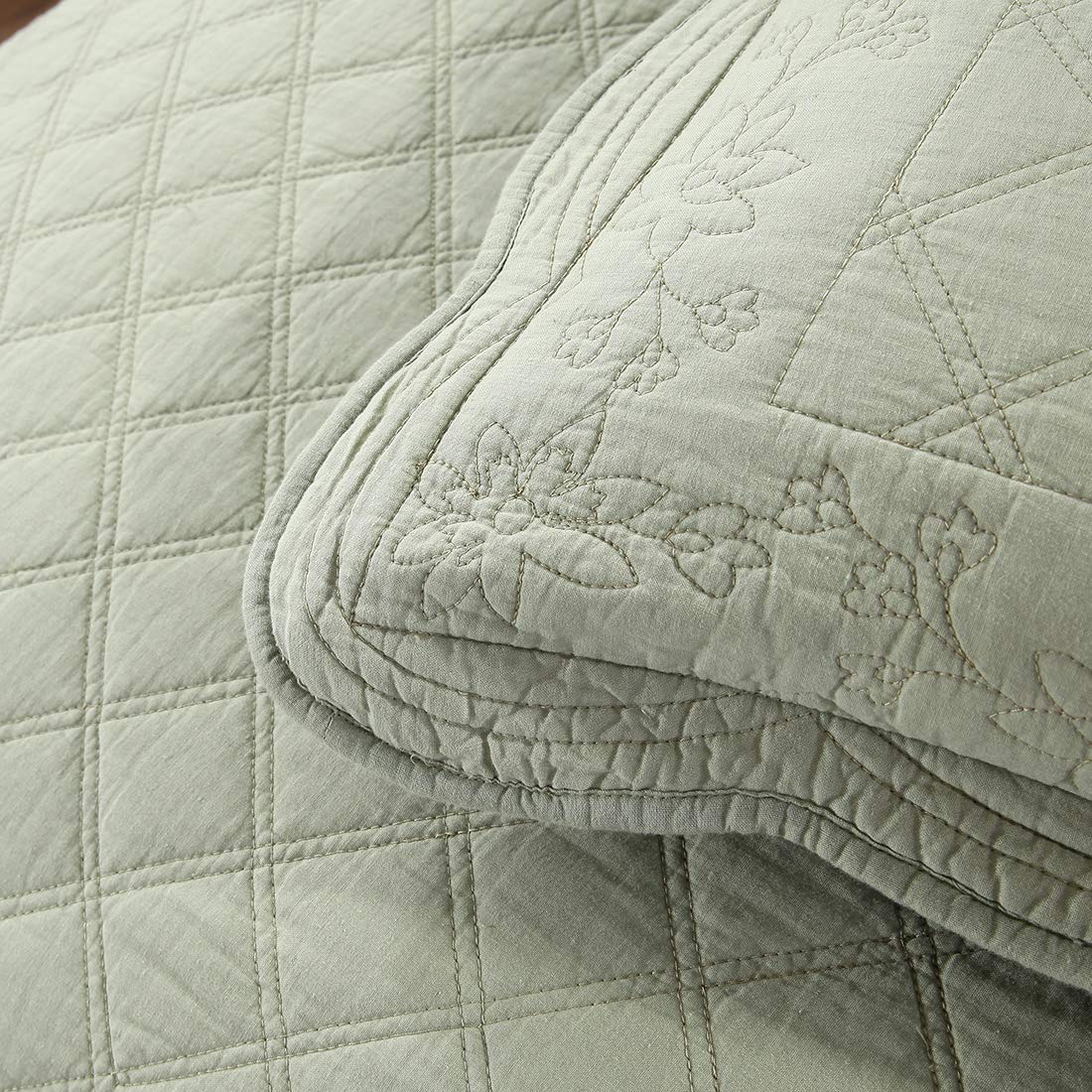 VCTOPS 100% Cotton Floral Embroidered Quilt Set - 3-Piece King Size Reversible Diamond Pattern Bedspread Coverlet with Embroidered Flowers (Green) for Cozy Bedroom Decor, Guest Room & Master Suite