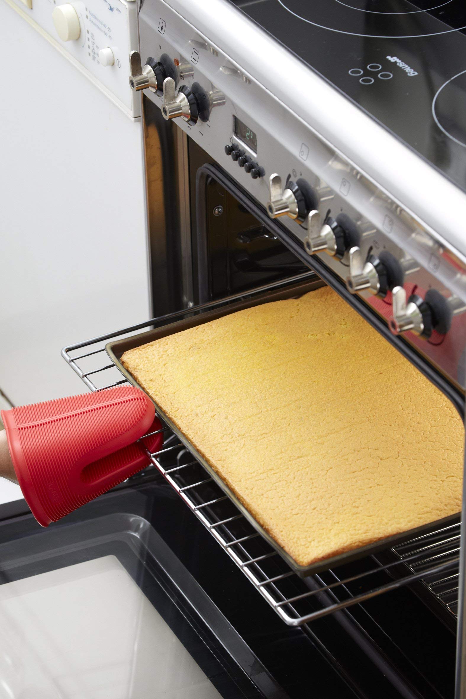 Lekue Premium Silicone Kitchen Grip - Heat Resistant Oven Mitt & Pot Holder, Red - Perfect for Baking, Cooking & Grilling (US Stock)