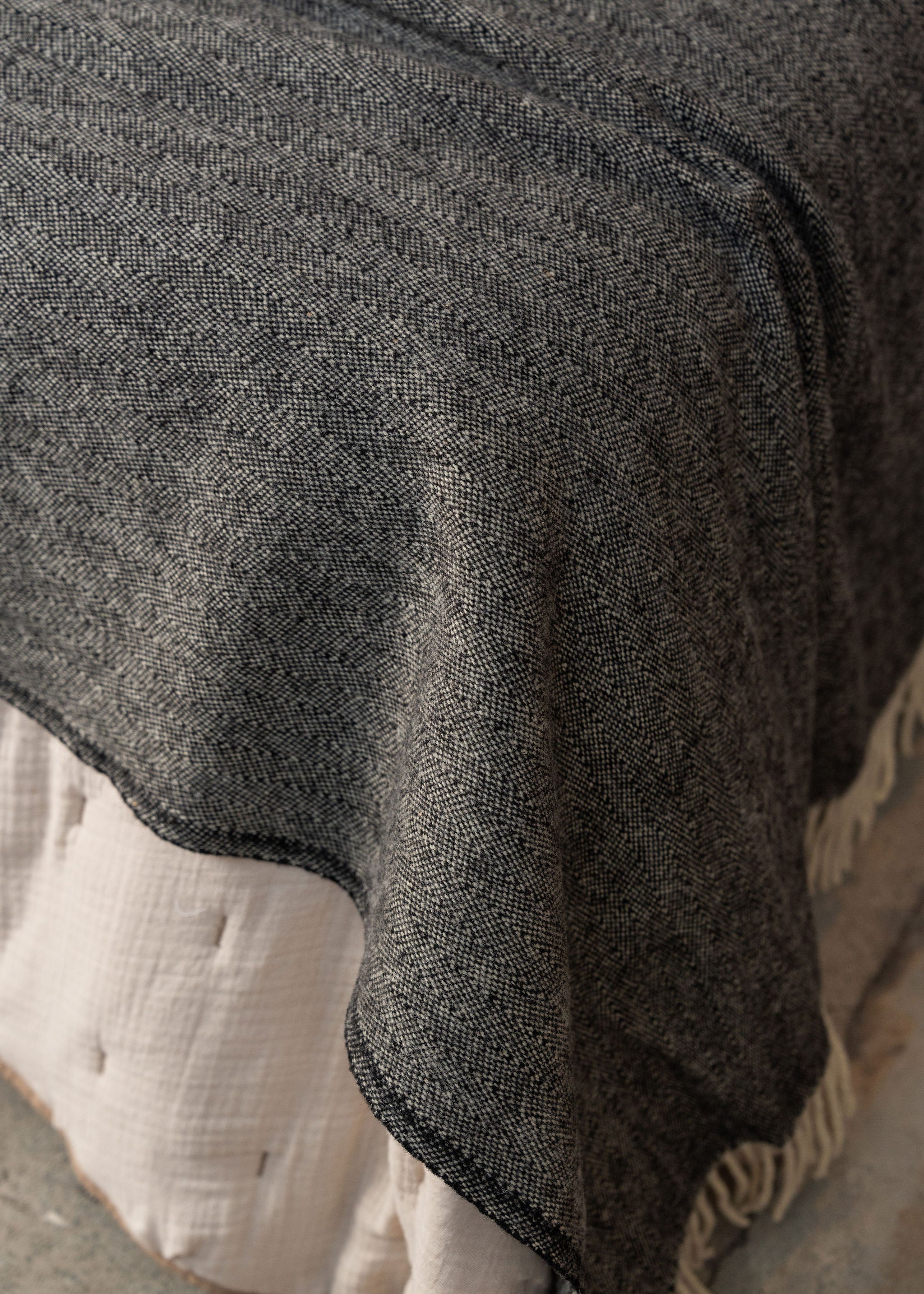 Premium Serra da Estrela Wool Throw Blanket & Bed Cover - Soft Charcoal Gray - Cozy Winter Bedding for Living Room, Bedroom & Cabin Decor