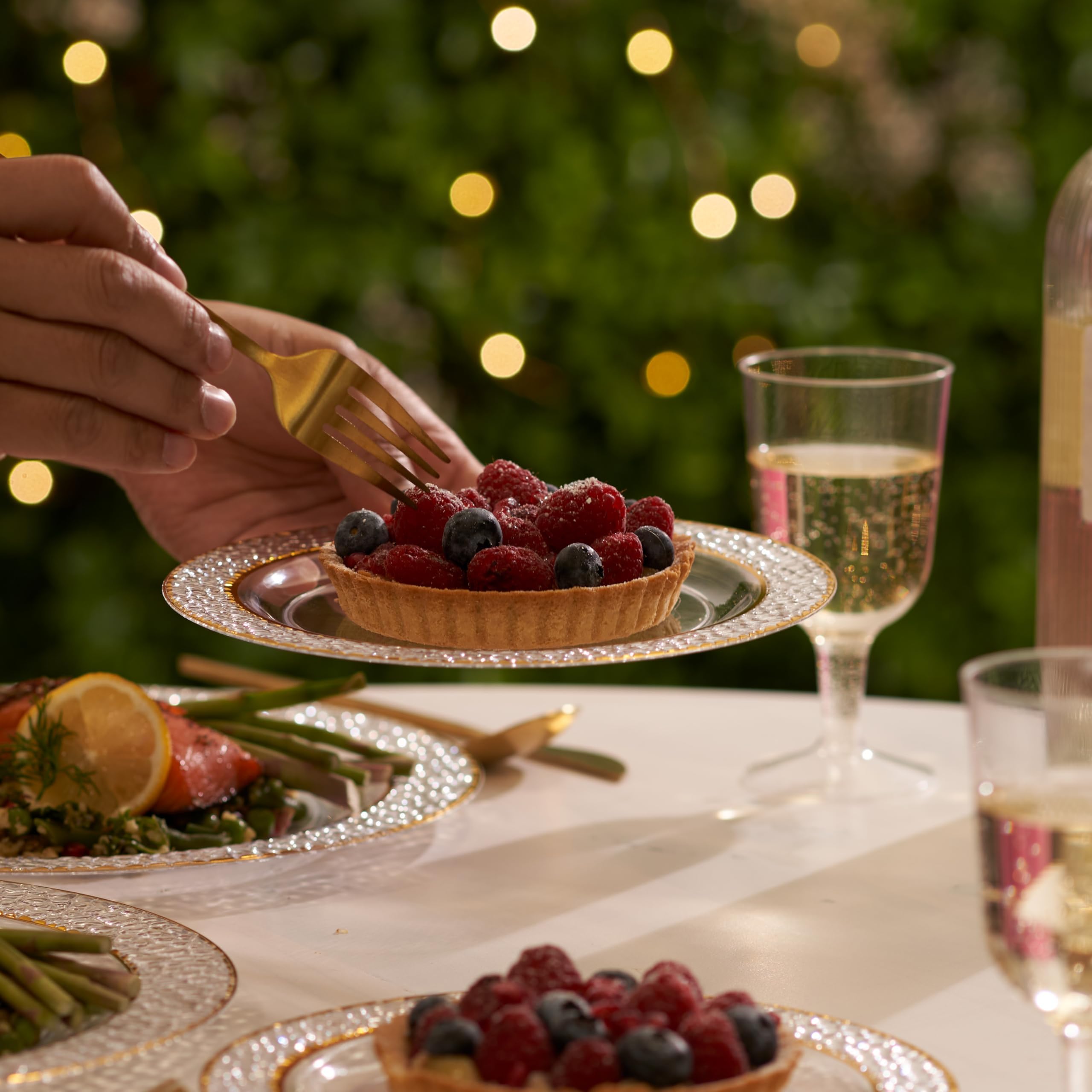 MATANA 20-Pack 7.5 Inch Clear Reusable Plastic Party Plates with Hammered Gold Rim - Heavy Duty Dinner Plates for Wedding, Bridal Shower, Birthday Party, Picnic & Special Events - Elegant Fancy Disposable Tableware for Indoor/Outdoor Entertaining