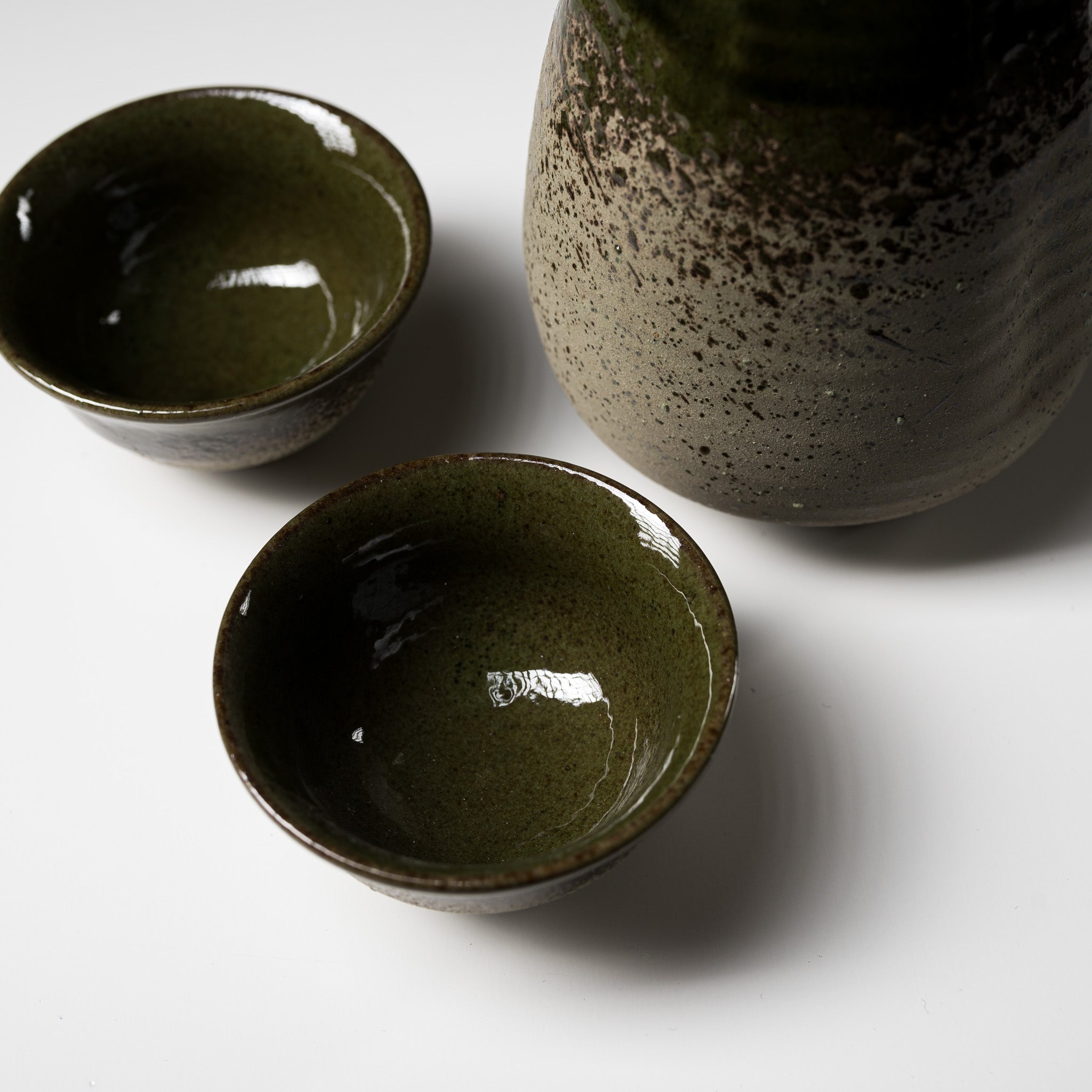 Traditional Japanese Mino Ware Pottery Sake Set - Handcrafted Oribe Style Ceramic Sake Bottle & Cups - Authentic Yamai Ito Collection - Perfect for Japanese Tea Ceremonies, Gift Giving & Home Decor