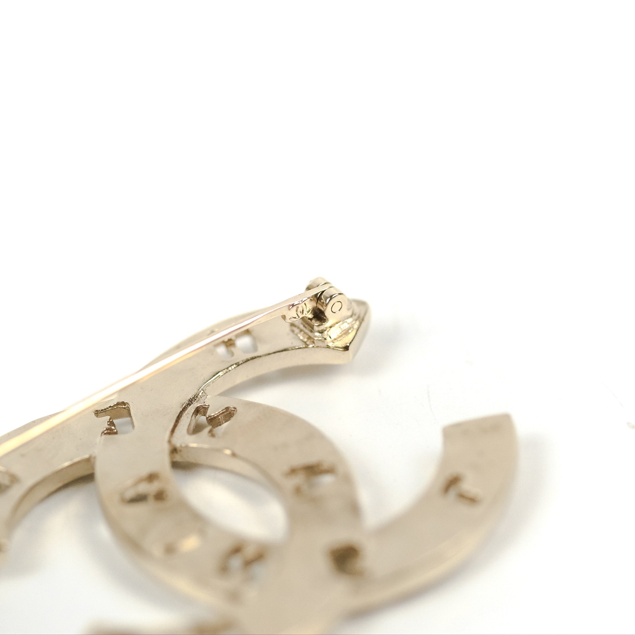 Chanel CC Pearl Crystal Logo Brooch Gold Tone 21K - Elegant Fashion Accessory for Women, Perfect for Dresses, Jackets & Special Occasions