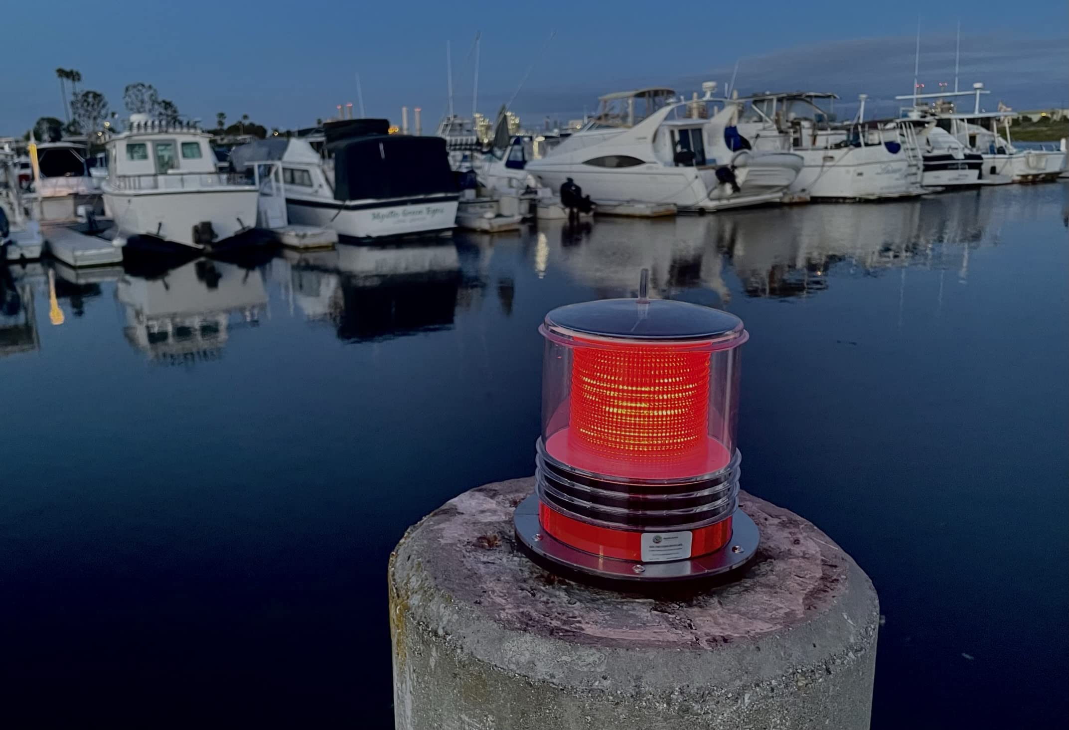 Pilotlights Solar Dock Warning Light - Waterproof Marine LED Light with Red Constant/Flashing 360° Visibility - Ideal for Boat Docks, Piers & Waterfront Safety Lighting