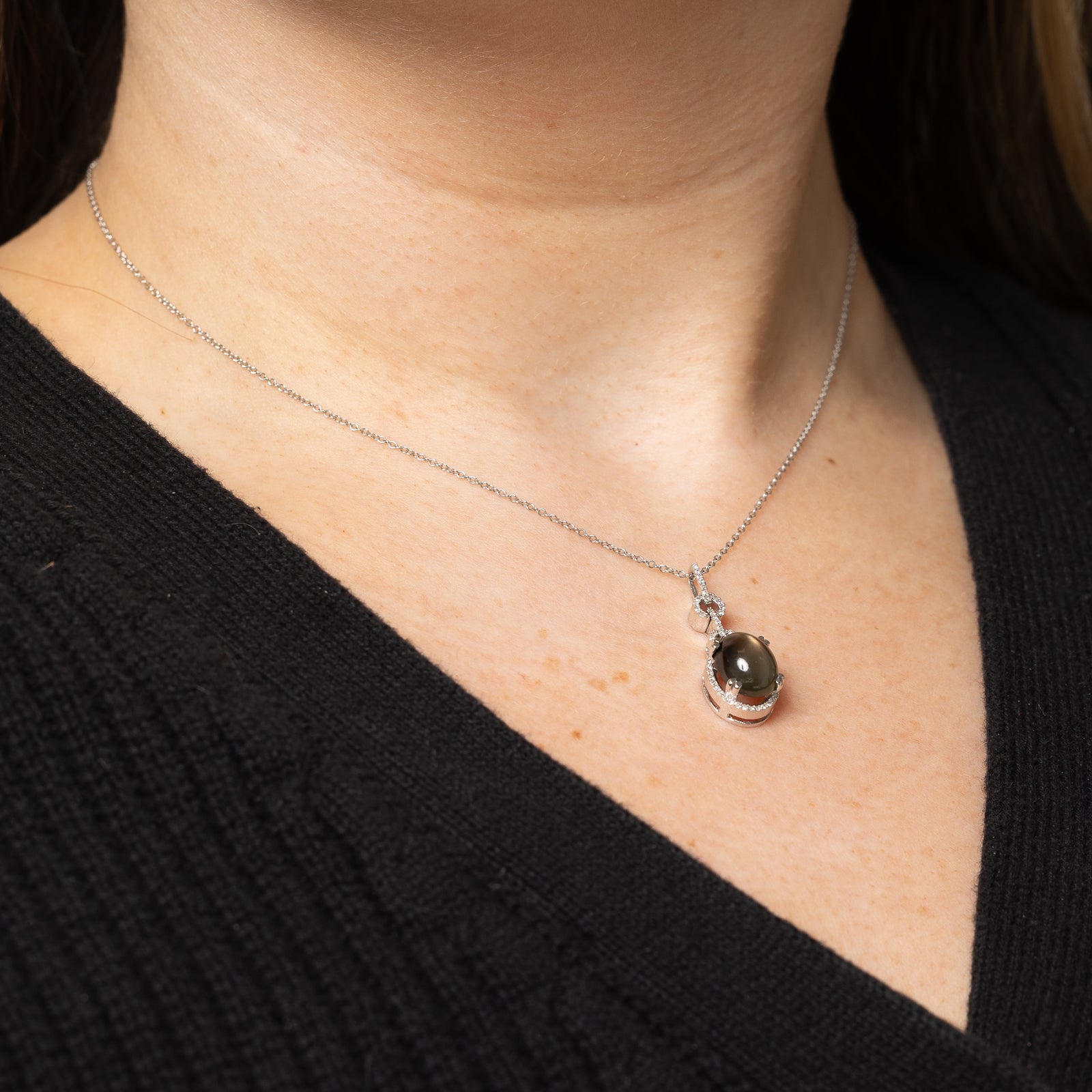 Exquisite 7.50ct Chatoyant Sapphire & 0.17ctw Diamond Pendant Necklace - 16