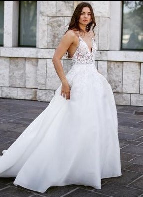 Erin Cole Demi Sample Gown - Elegant Wedding Dress for Brides & Formal Events | Perfect for Bridal Showers, Photos Shoots & Special Occasions