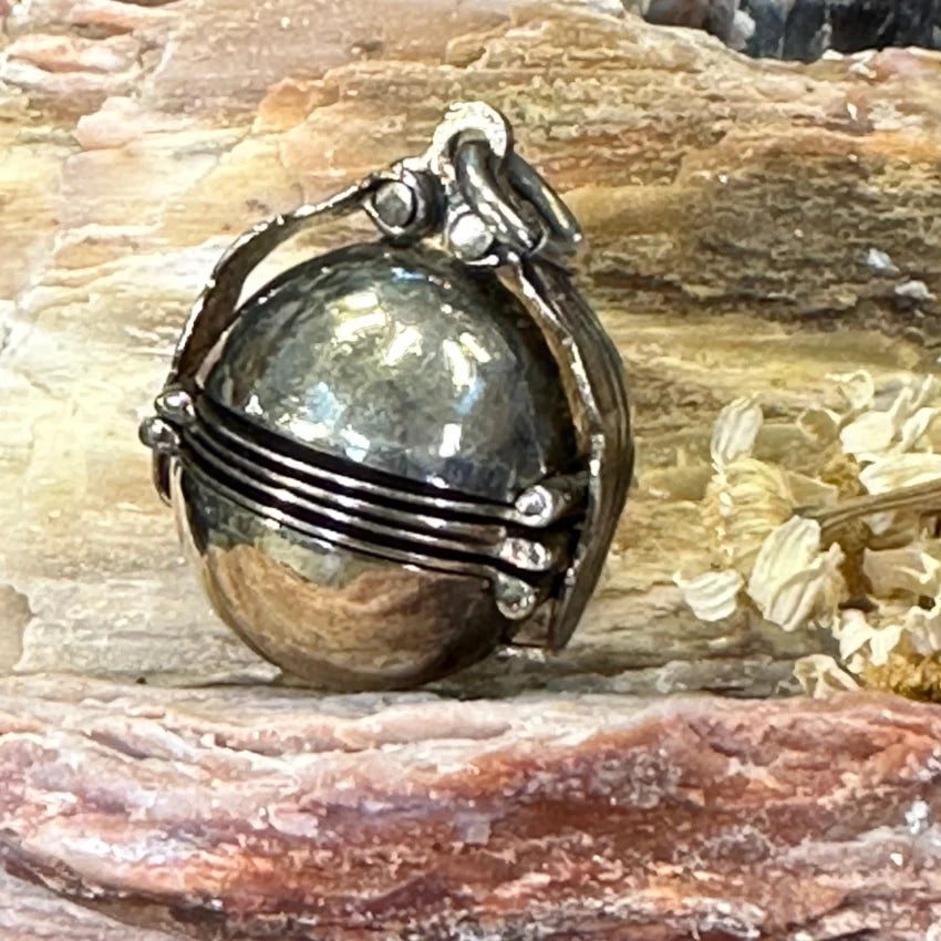 Vintage Gold Over Sterling Silver Photo Locket Pendant Necklace - Perfect for Personalized Gifts, Memorial Jewelry & Special Occasions