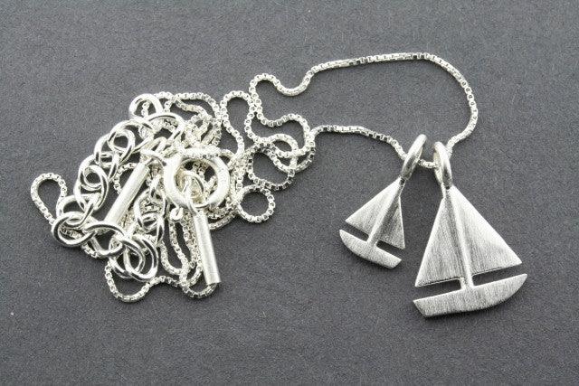 Stylish Sailboat Pendant Necklace for Women - Perfect for Beach Vacations, Nautical Gifts & Everyday Wear