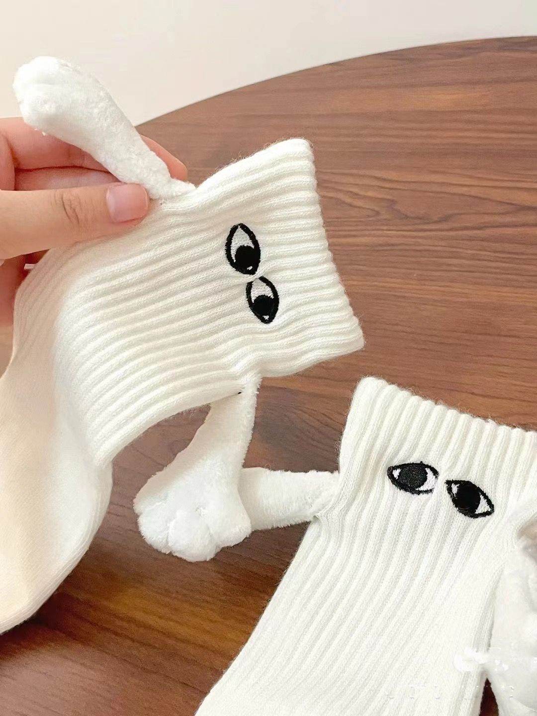 Hand In Hand Magnetic Holding Hands Socks - Couple's Matching Gift for Valentine's Day, Anniversaries & Romantic Getaways