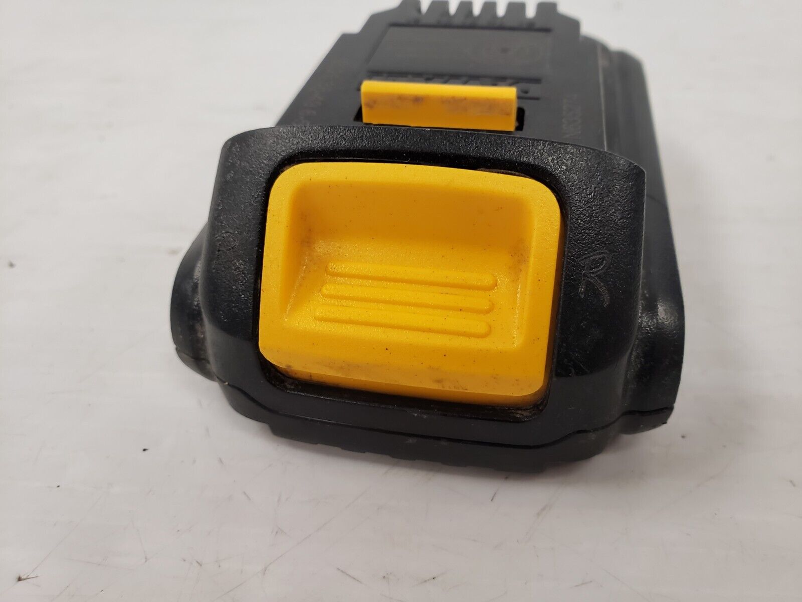 DEWALT DCB201 20V MAX Lithium-Ion Battery Pack - Compatible with DEWALT 20V Tools - Perfect for Drills, Saws & Power Tools - Ideal for Construction, DIY & Home Improvement Projects