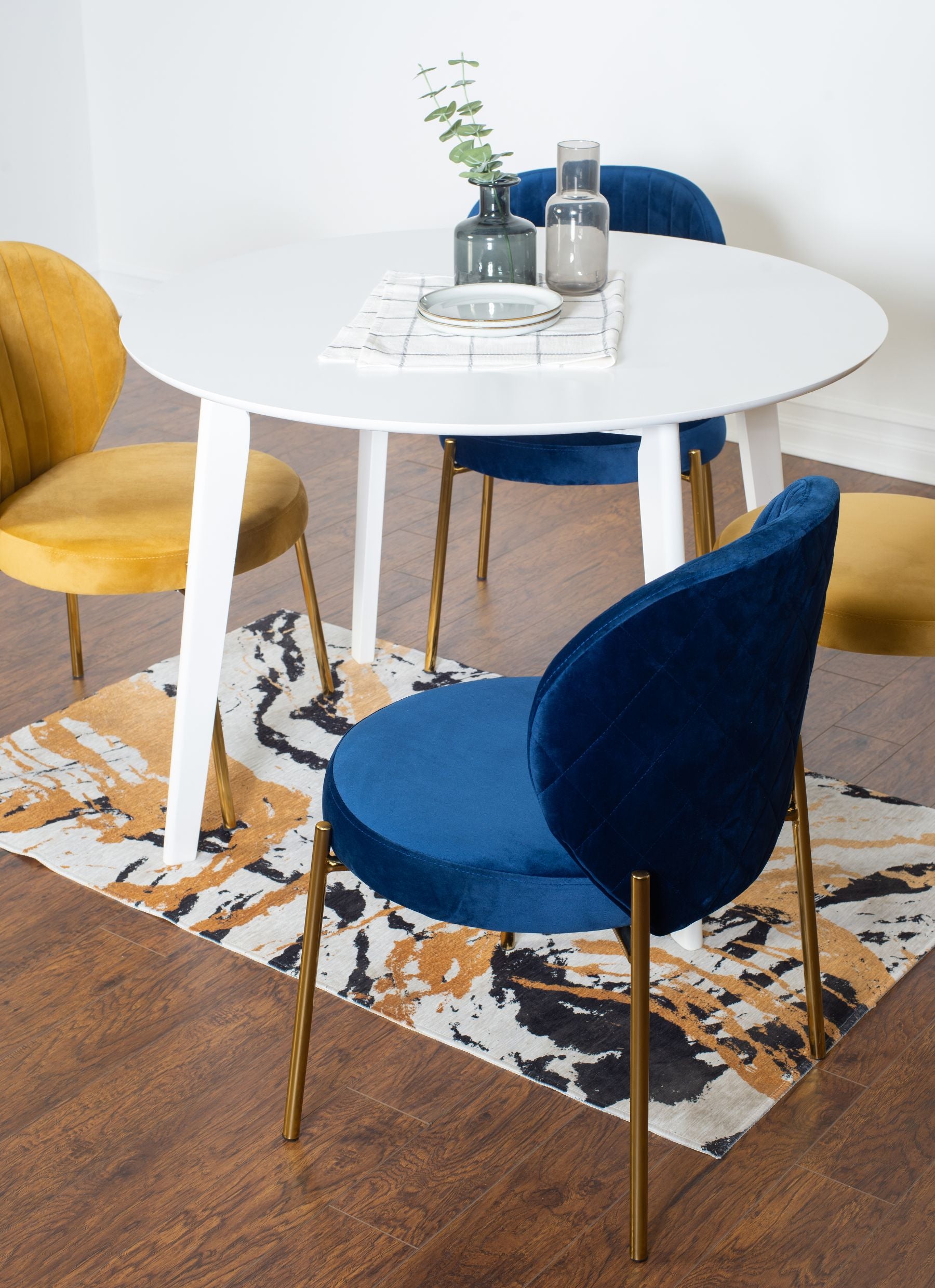 Roundhill Furniture Amoa Contemporary 5-Piece Dining Set - White Round Dining Table with 4 Chairs for Kitchen, Dining Room & Small Spaces | Modern Home Decor