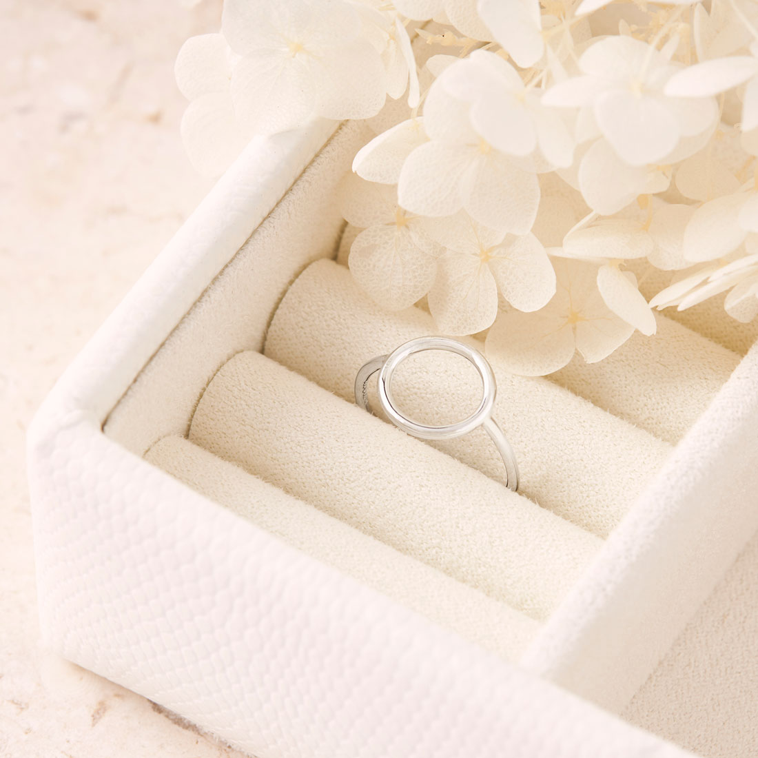 Elegant Circle Ring for Women - Minimalist Gold & Silver Stackable Rings - Perfect for Everyday Wear, Gifts & Special Occasions