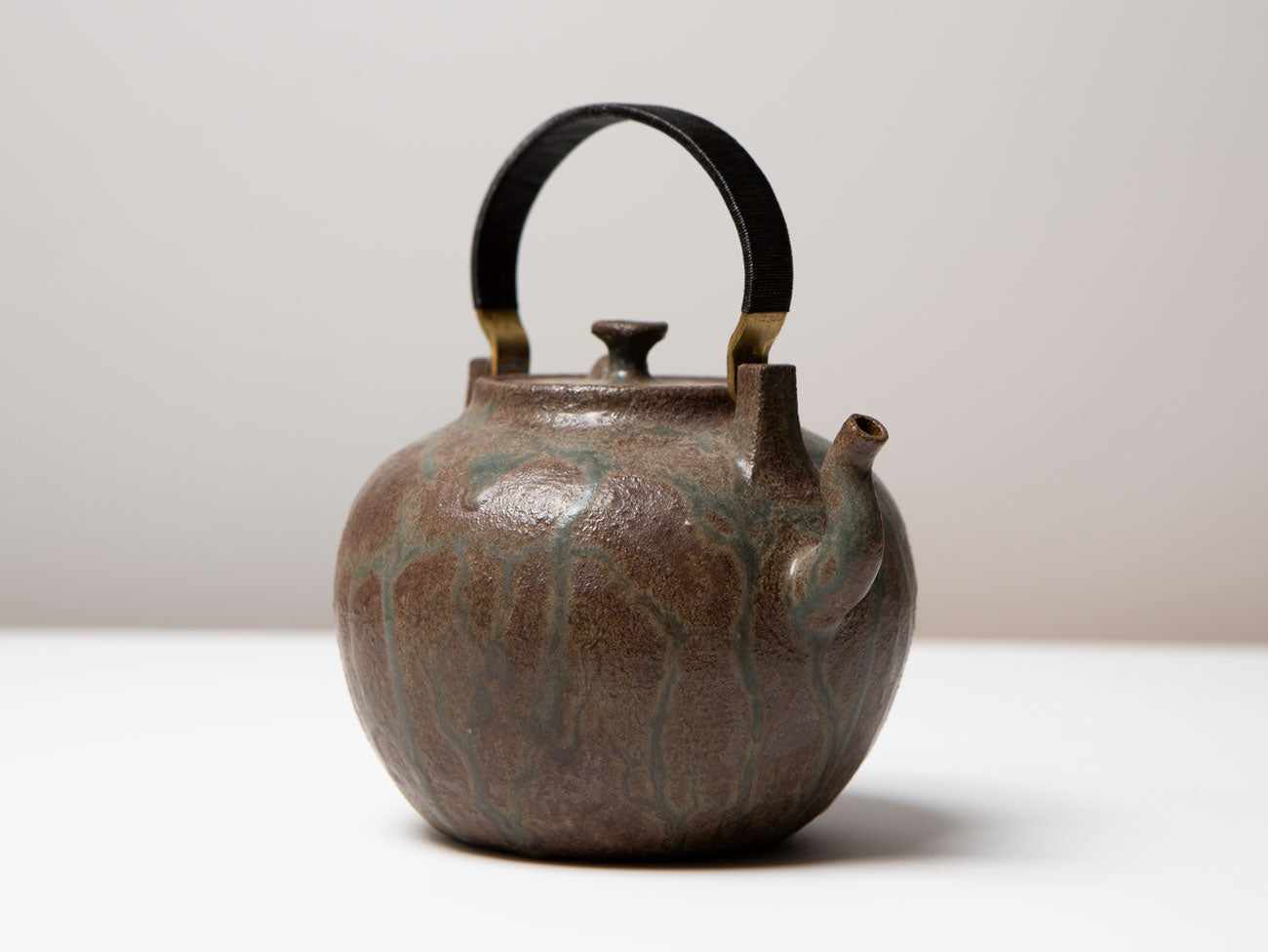 Premium Pear Ash Kettle & Round Brazier - Large Cast Iron Tea Pot for Japanese Tea Ceremony, Outdoor Camping & Home Decor | Traditional Tetsubin Style with Rustic Charm