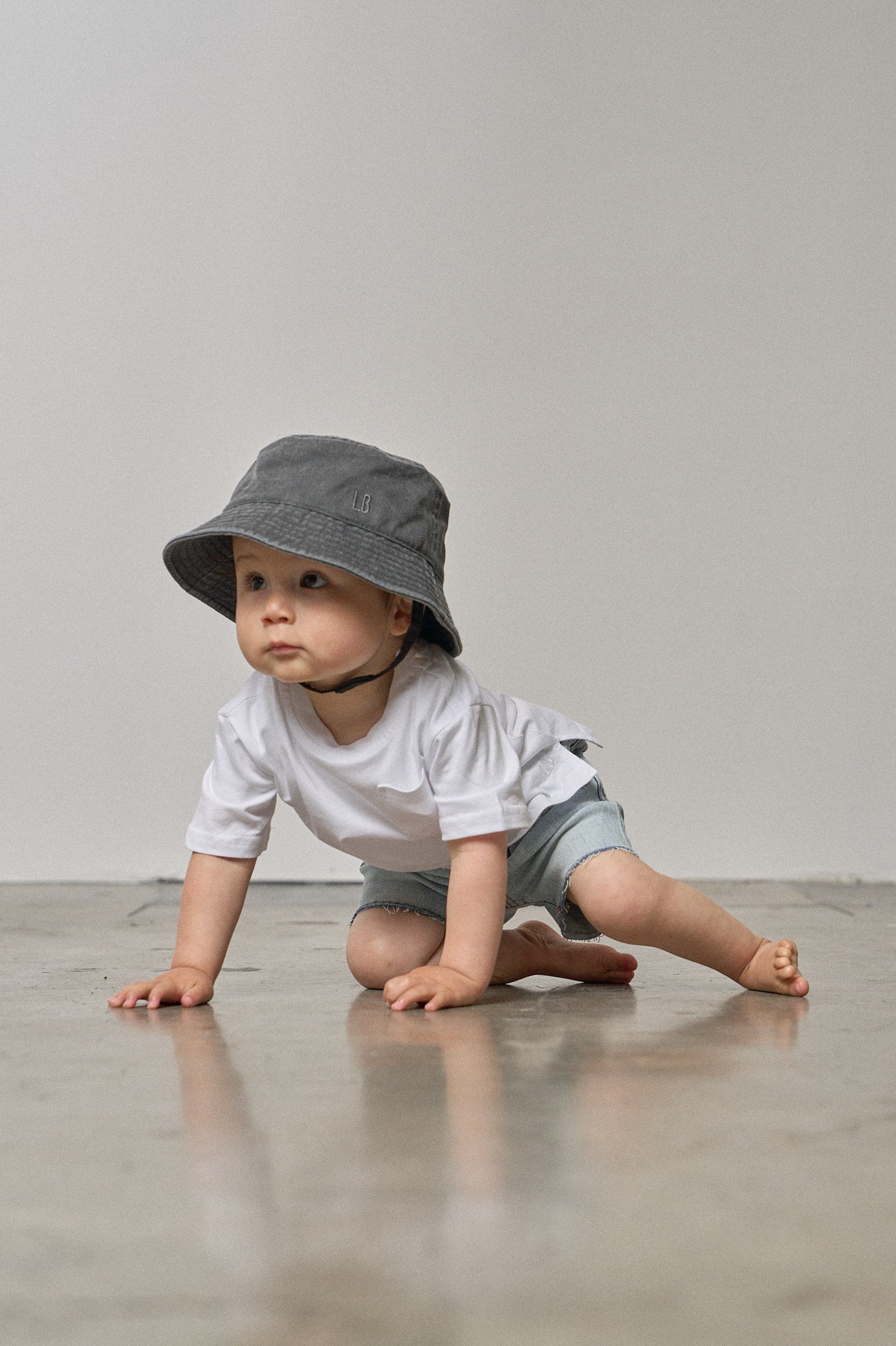Stylish Grey Wash Denim Bucket Hat for Men & Women - Trendy Outdoor Sun Protection Hat for Beach, Hiking & Casual Wear