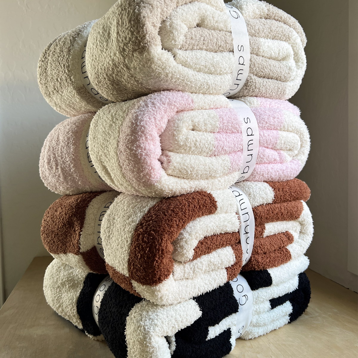 Pink Checkerboard Plush Blanket - Soft Cozy Throw for Bed, Couch & Home Decor - Perfect for Gifts, Nursery, and Relaxation