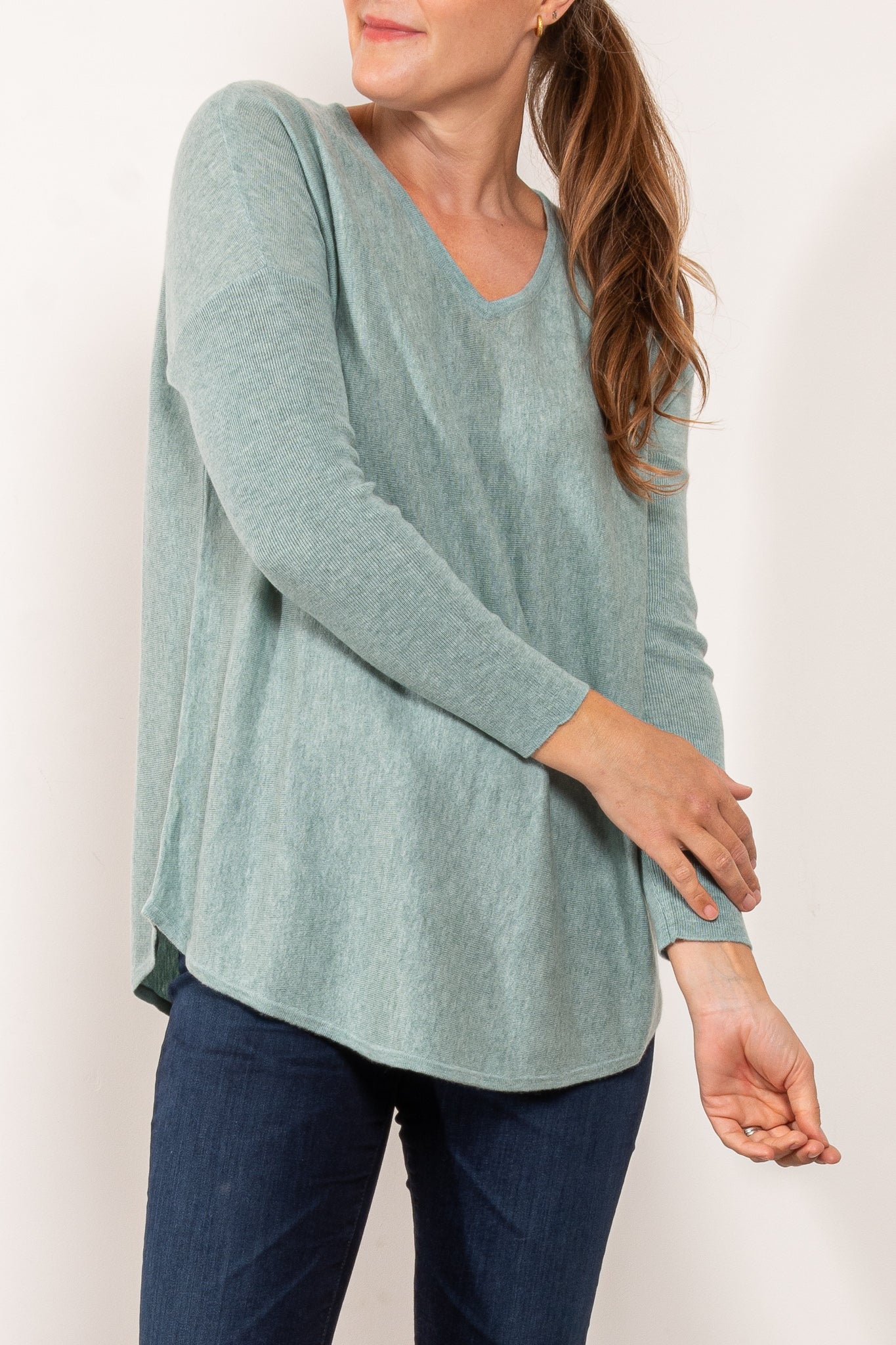 Bridge & Lord Women's Curved Hem V-Neck Jumper Sweater - Soft Knit Pullover for Casual Wear & Office Outfits