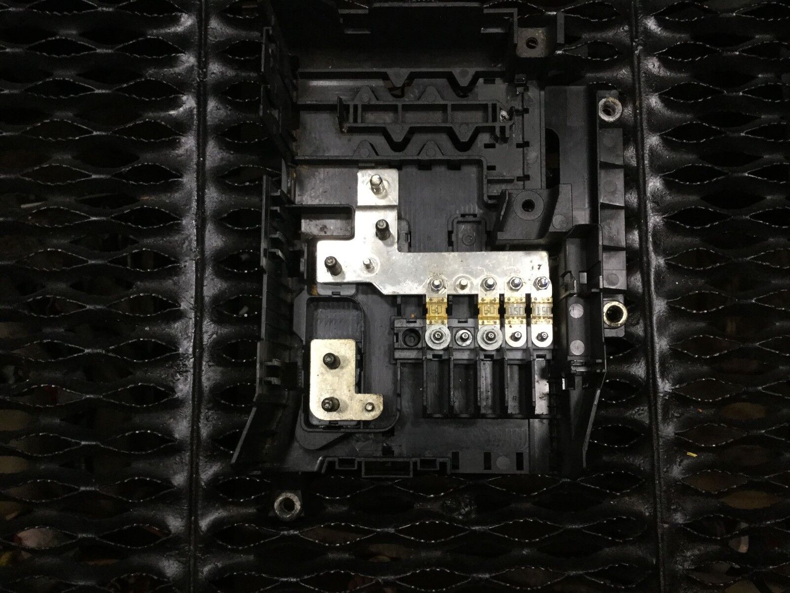 2004-2006 Porsche Cayenne 3.2L Main Fuse Relay Box OEM Replacement Part - Perfect for Electrical System Repairs & Maintenance
