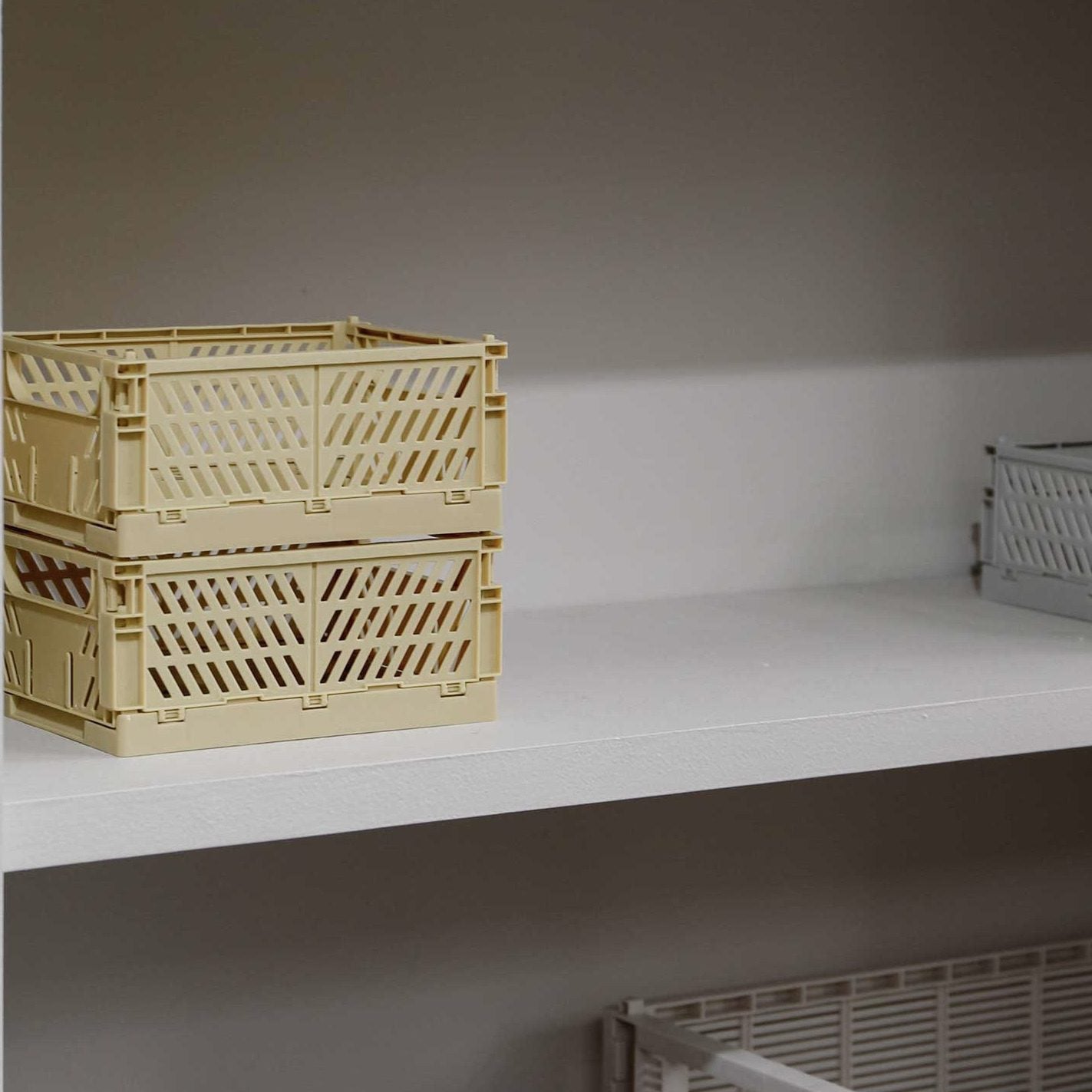 DESIGNSTUFF Slant Collapsible Storage Crate - Set of 2 Small Straw Baskets (25x16cm) - Foldable Organizer for Home, Office, Nursery & Laundry Room Storage