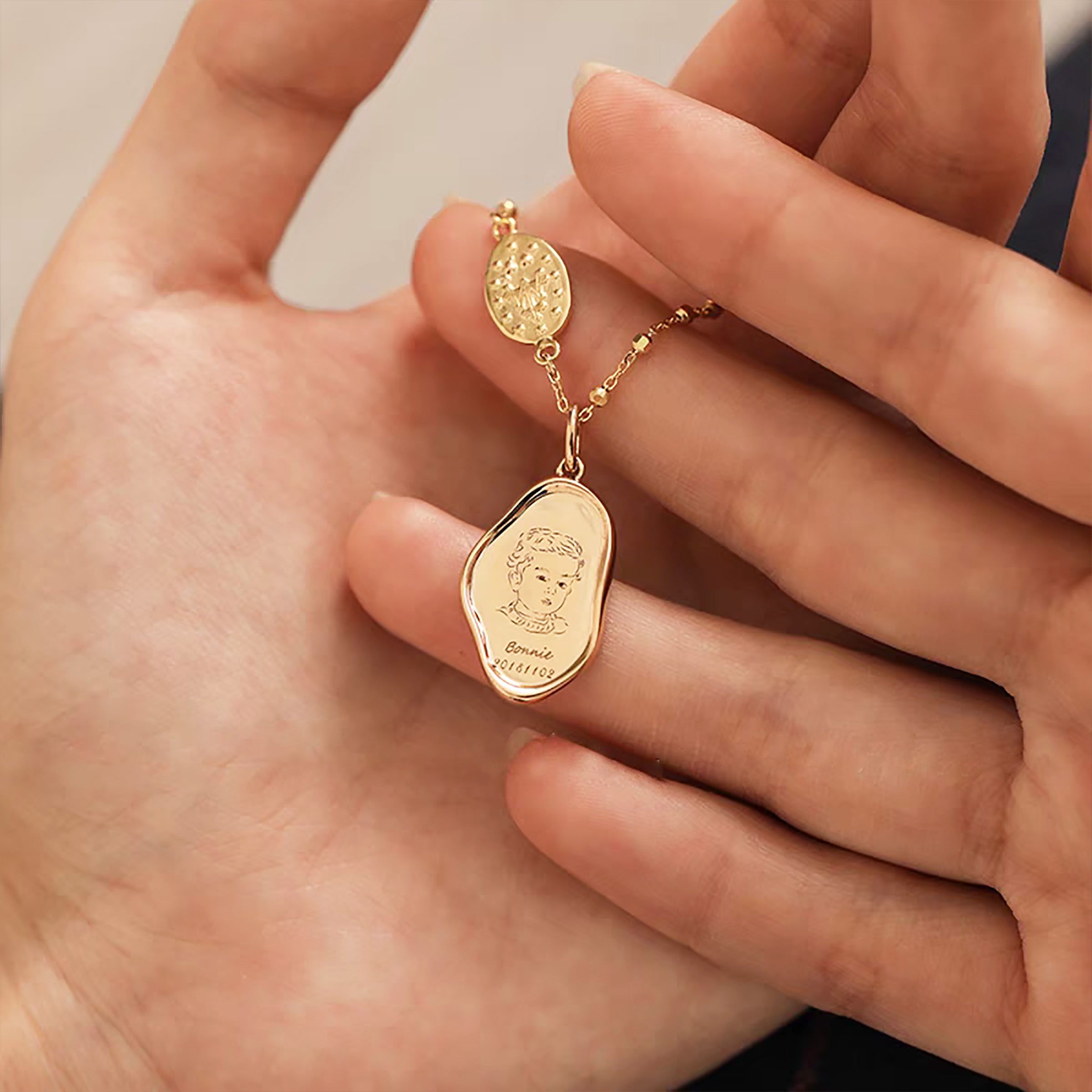 Xenomorph Solid Gold Alien Footprint Necklace - Sci-Fi Jewelry for Men & Women - Perfect Gift for Movie Fans & Collectors