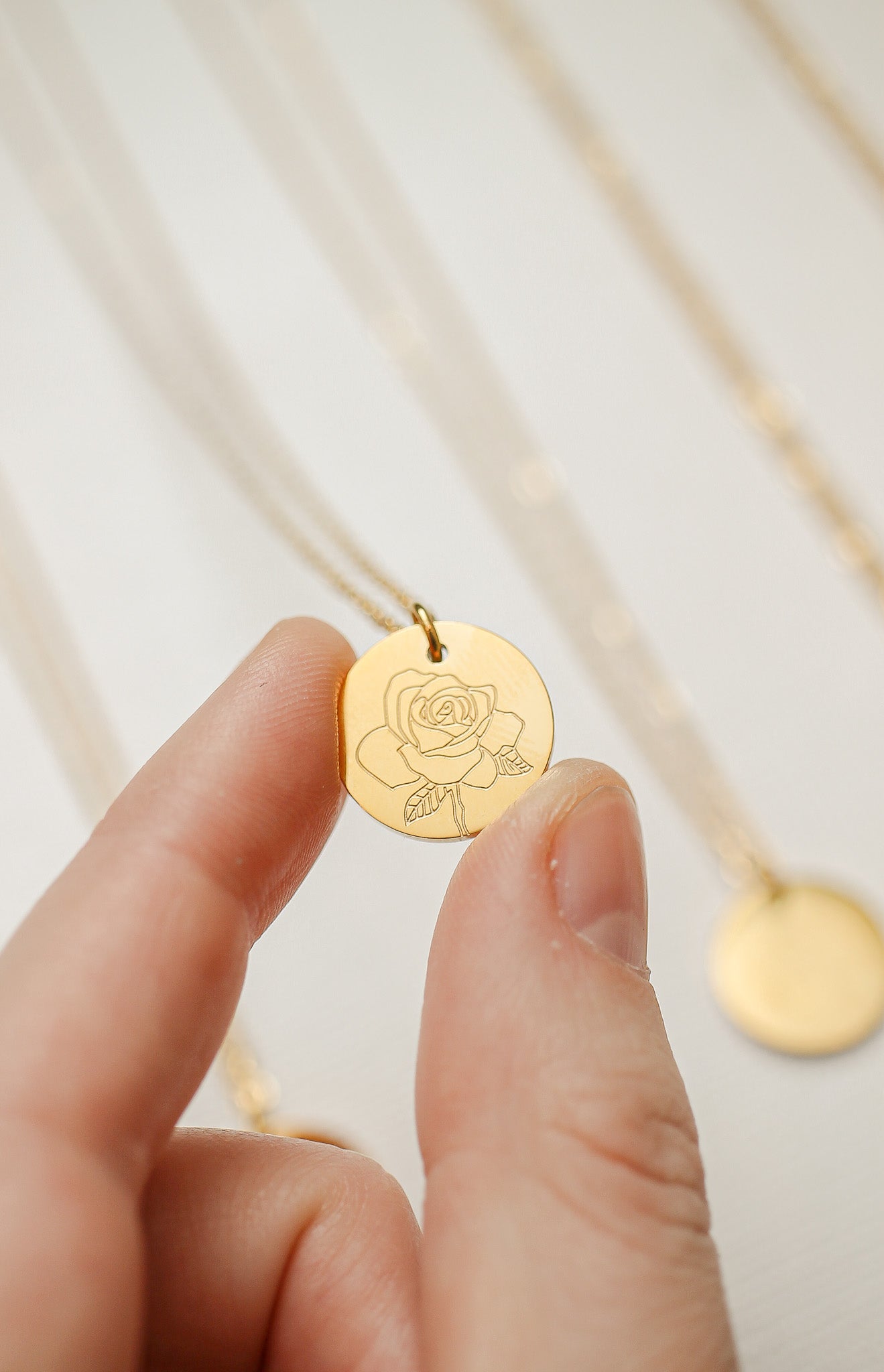 Gold Birth Flower Necklace - Personalized Floral Jewelry Gift for Women - Perfect for Birthdays, Anniversaries & Mother's Day