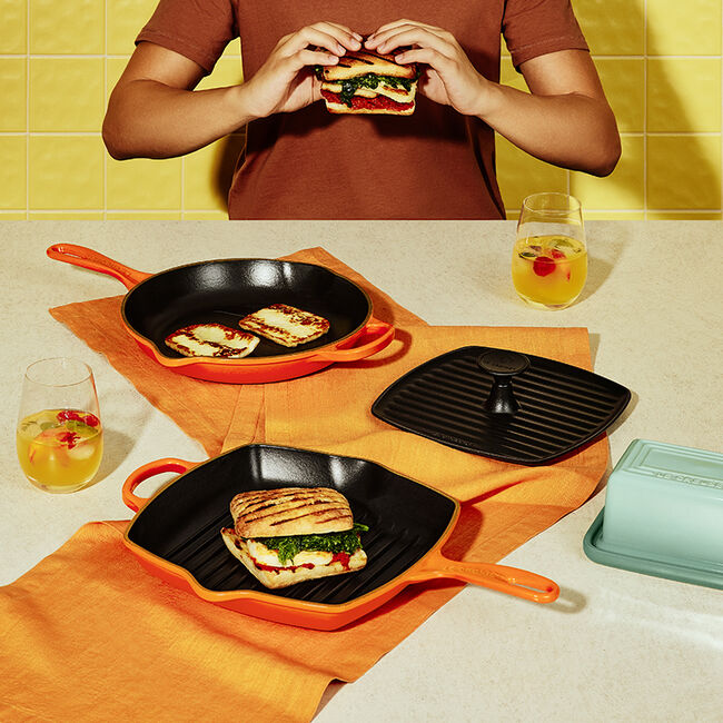 Le Creuset 10.25 Inch Square Grill Pan - Enameled Cast Iron Skillet with Lid, Nonstick Surface, Even Heat Distribution - Perfect for Grilling Steaks, Burgers, Vegetables & Indoor/Outdoor Cooking