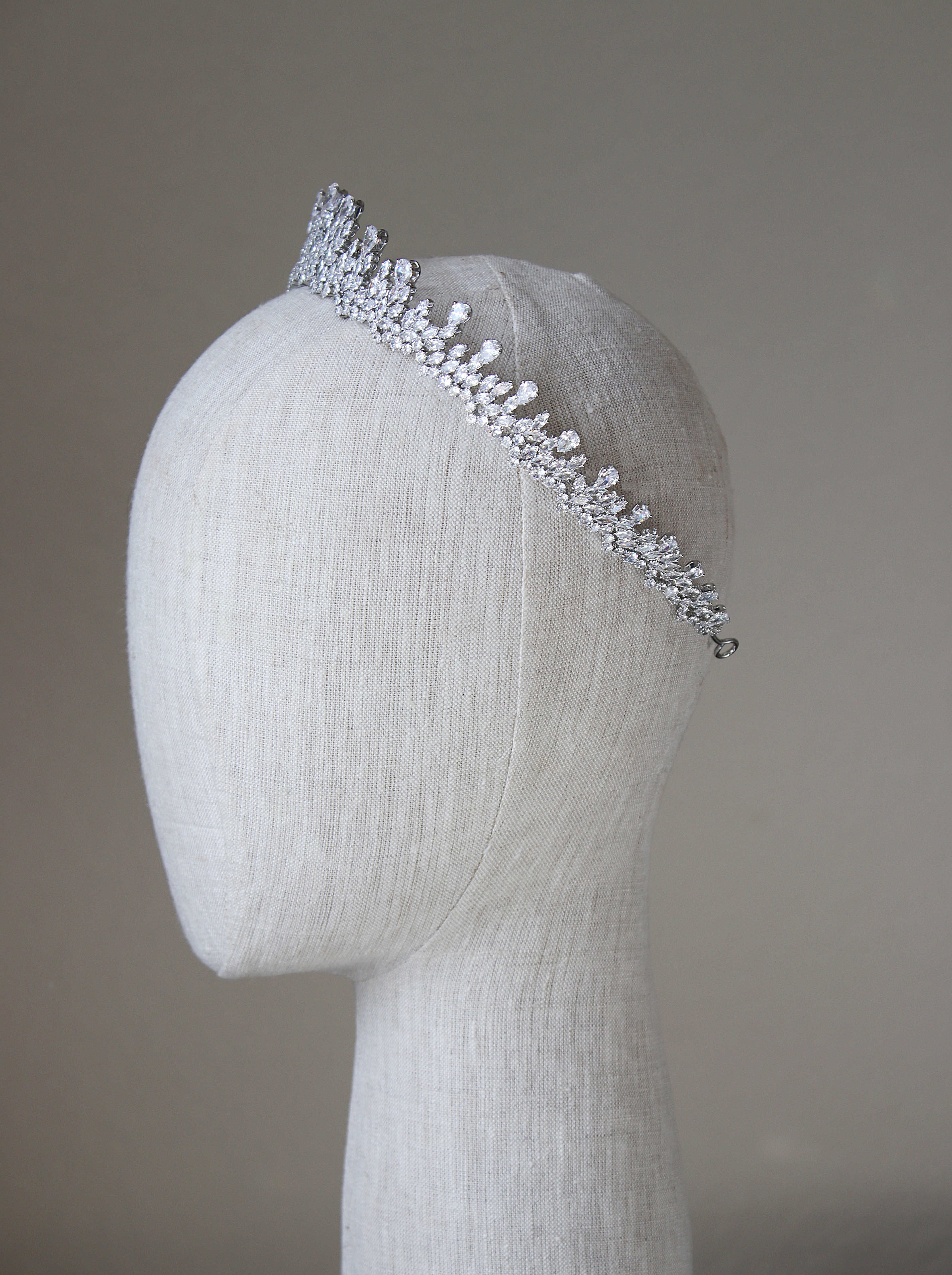 Royal Bridal Crown Tiara for Weddings - Elegant Crystal Wedding Headpiece for Bride, Bridesmaids, and Prom - Perfect for Bridal Shower, Ceremony, and Special Occasions