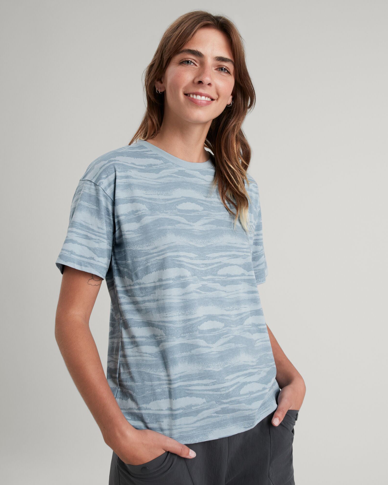 Geo Glitch Women's Short Sleeve T-Shirt with Ripple Design - Perfect for Casual Wear, Street Style & Summer Outfits