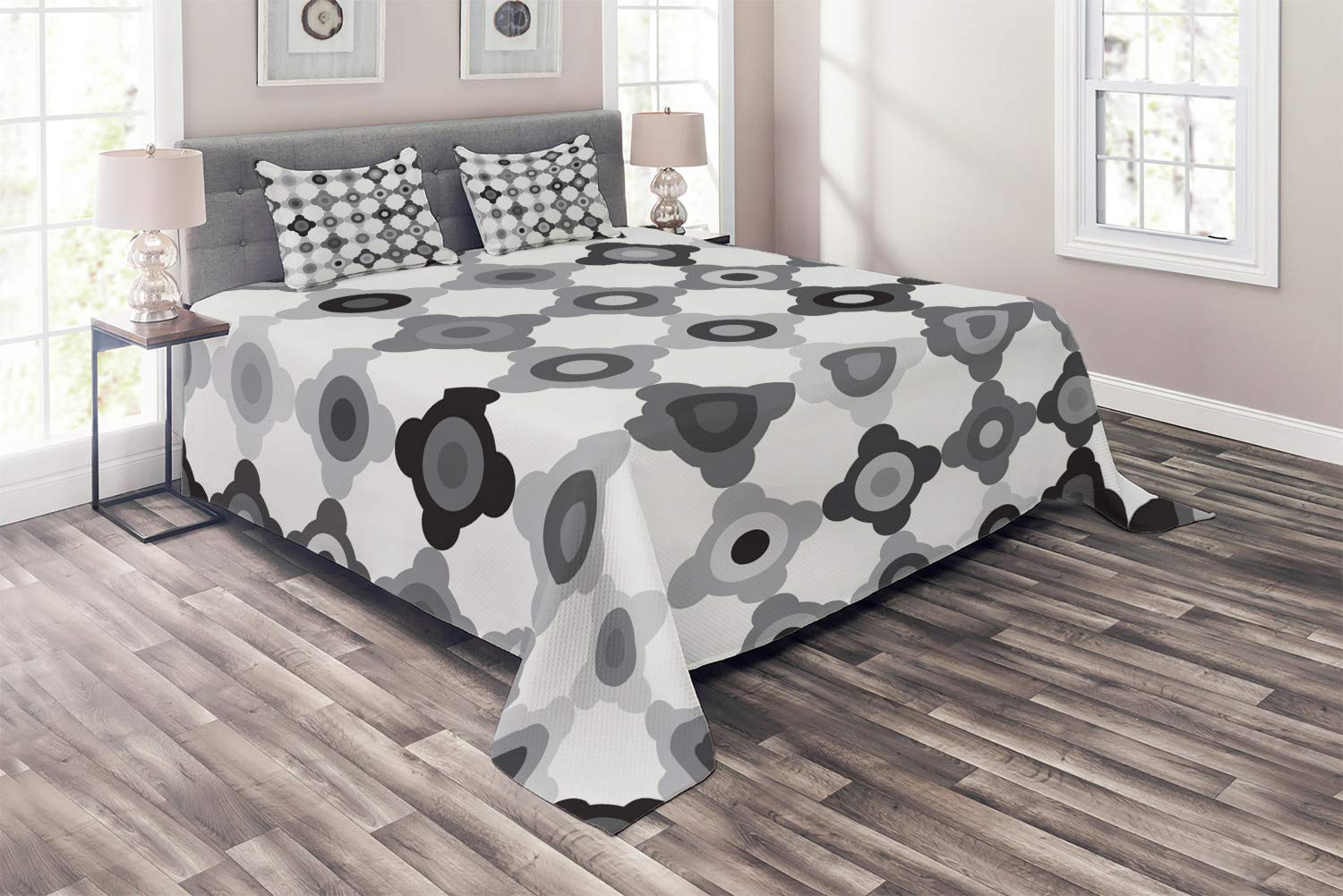 Ambesonne Abstract King Size 3-Piece Quilted Bedspread Set with 2 Pillow Shams - Surreal Geometric Pattern in Charcoal Grey - Modern Bedroom Decor for Guest Rooms & Master Suites