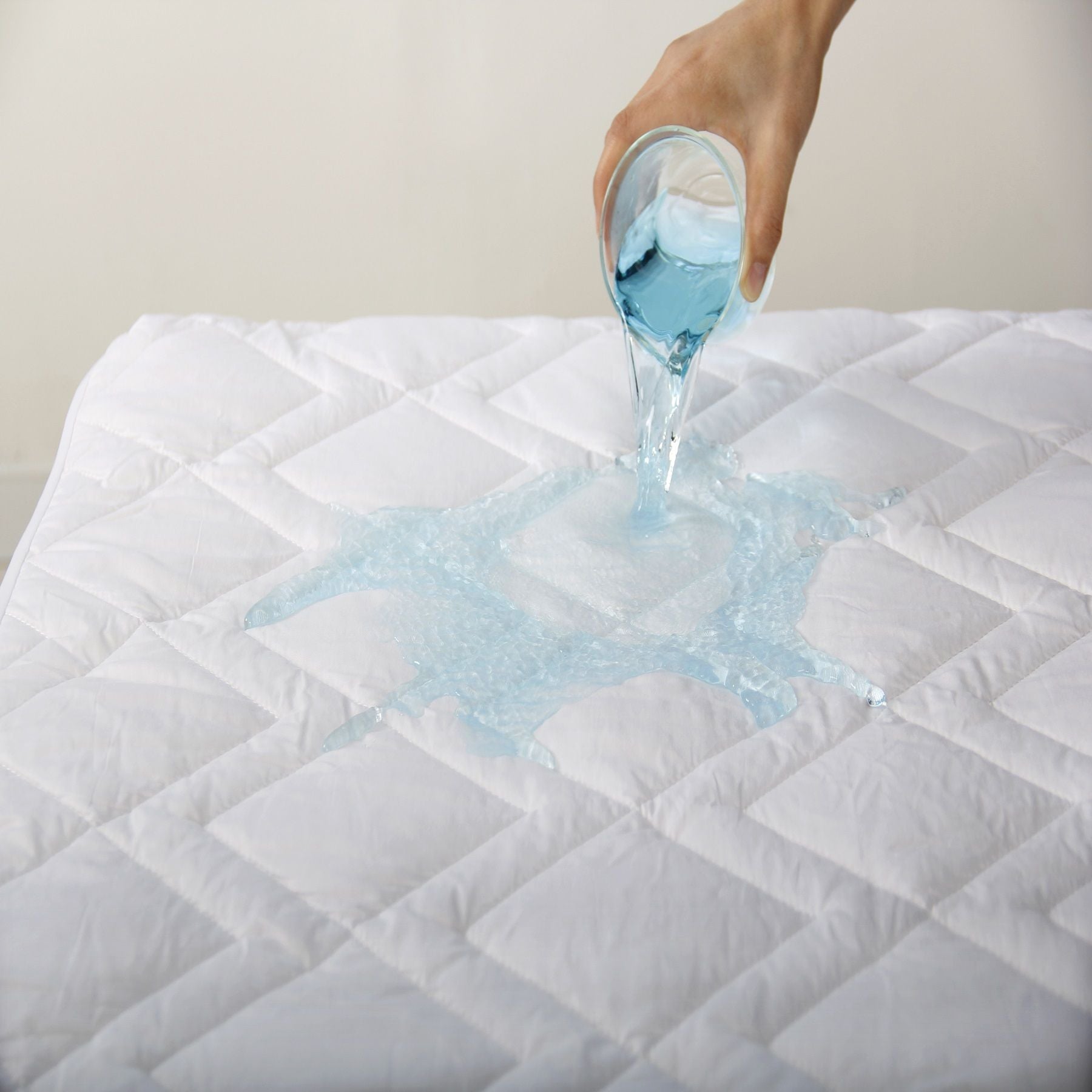 Lily Pad Waterproof Mattress Protector - Down Alternative Hypoallergenic Mattress Cover - Perfect for Bedwetting, Spills & Allergies (Queen Size) - Ideal for Kids' Rooms, Guest Beds & Dorm Use