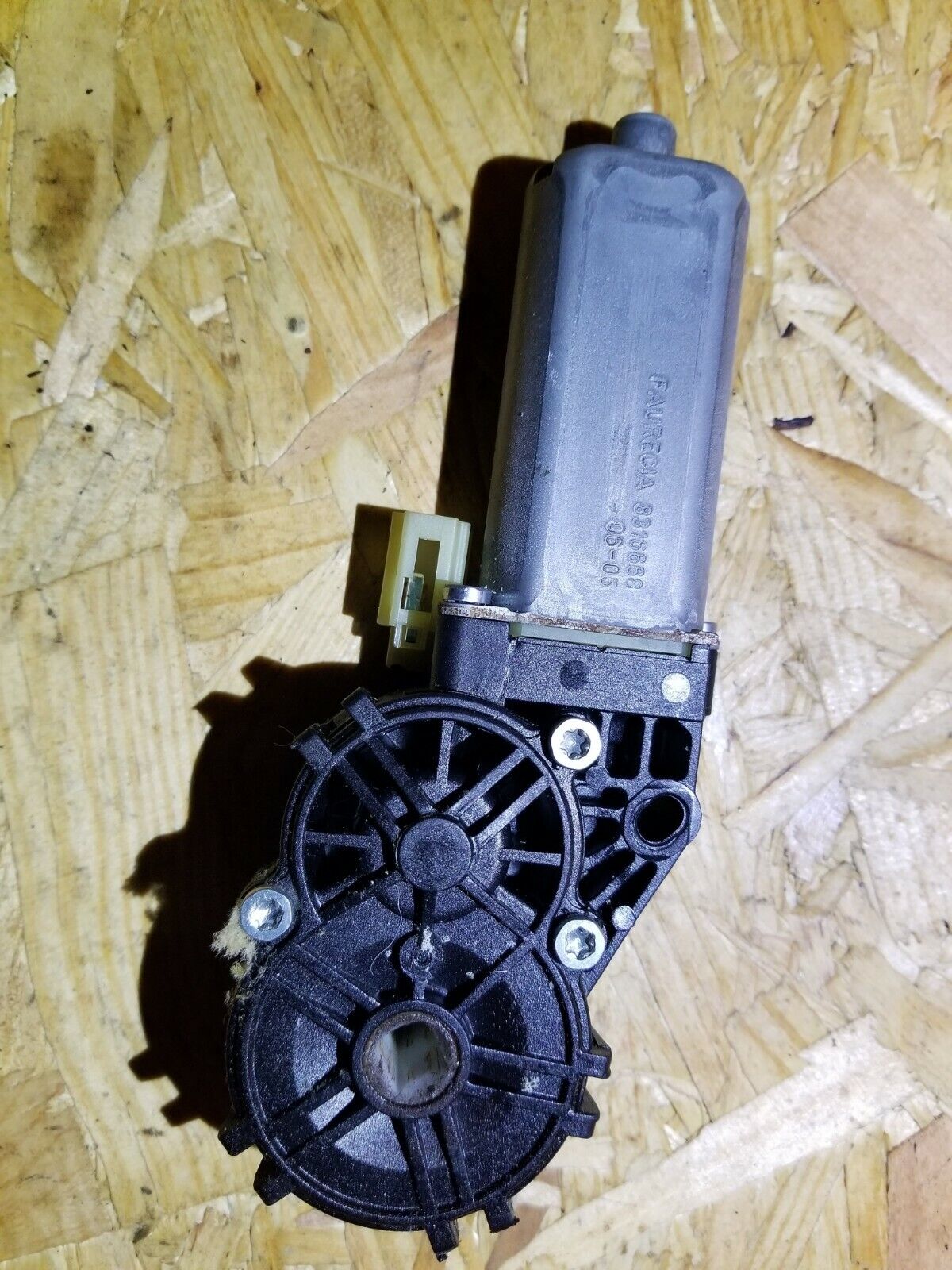 2004-2007 BMW 530xi E60 Front Left Seat Recliner Motor - OEM Replacement Part for Driver Side - Perfect for Seat Adjustment Repairs & Comfort Upgrades