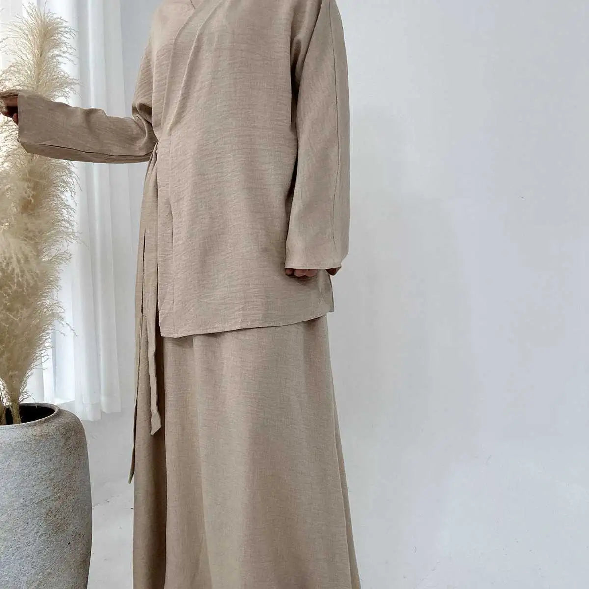 Elegant Muslim Women's Wrinkle-Free 2-Piece Skirt Suit Set with Modest Top & Flowy Skirt - Perfect for Prayer, Work & Special Occasions