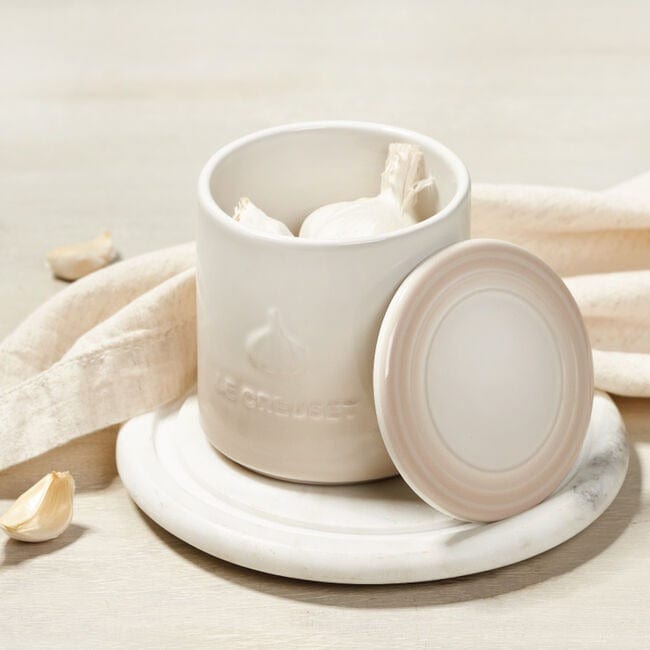Le Creuset Stoneware Garlic Keeper with Ventilated Lid - Airtight Storage for Fresh Garlic - Perfect for Kitchen Countertop & Pantry Organization - Meringue Color
